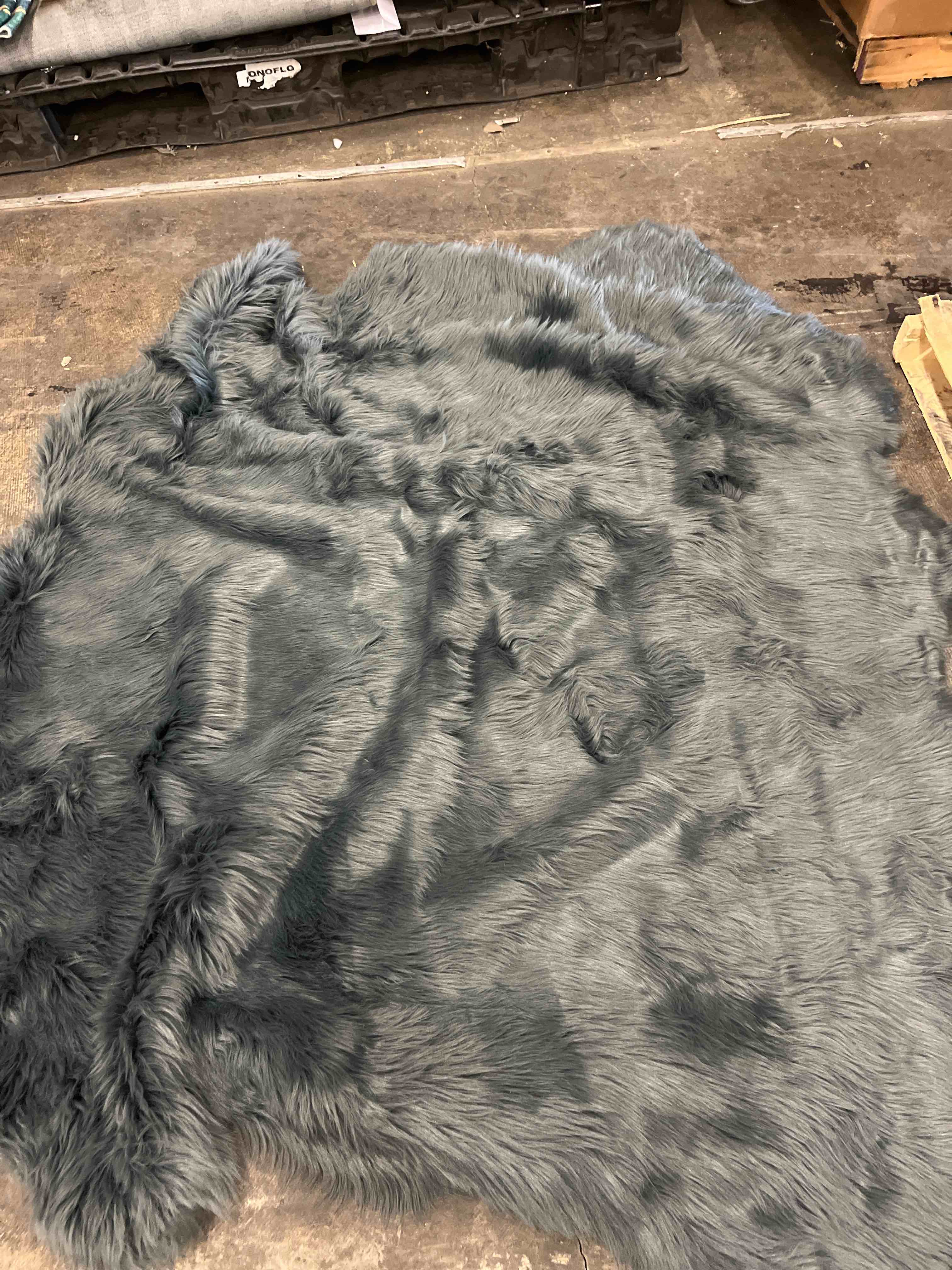 Condition photo showing Good Condition for Luxe Gordon Faux Sheepskin Rug 5x6 Natural 100% Wool Soft Plush (5x 6)