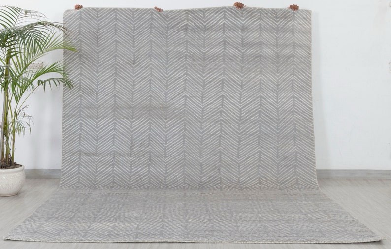Condition photo showing Good Condition for Chevron Indoor Grey Silver Contemporary Soft Wool Hand Knotted (4’x6’)
