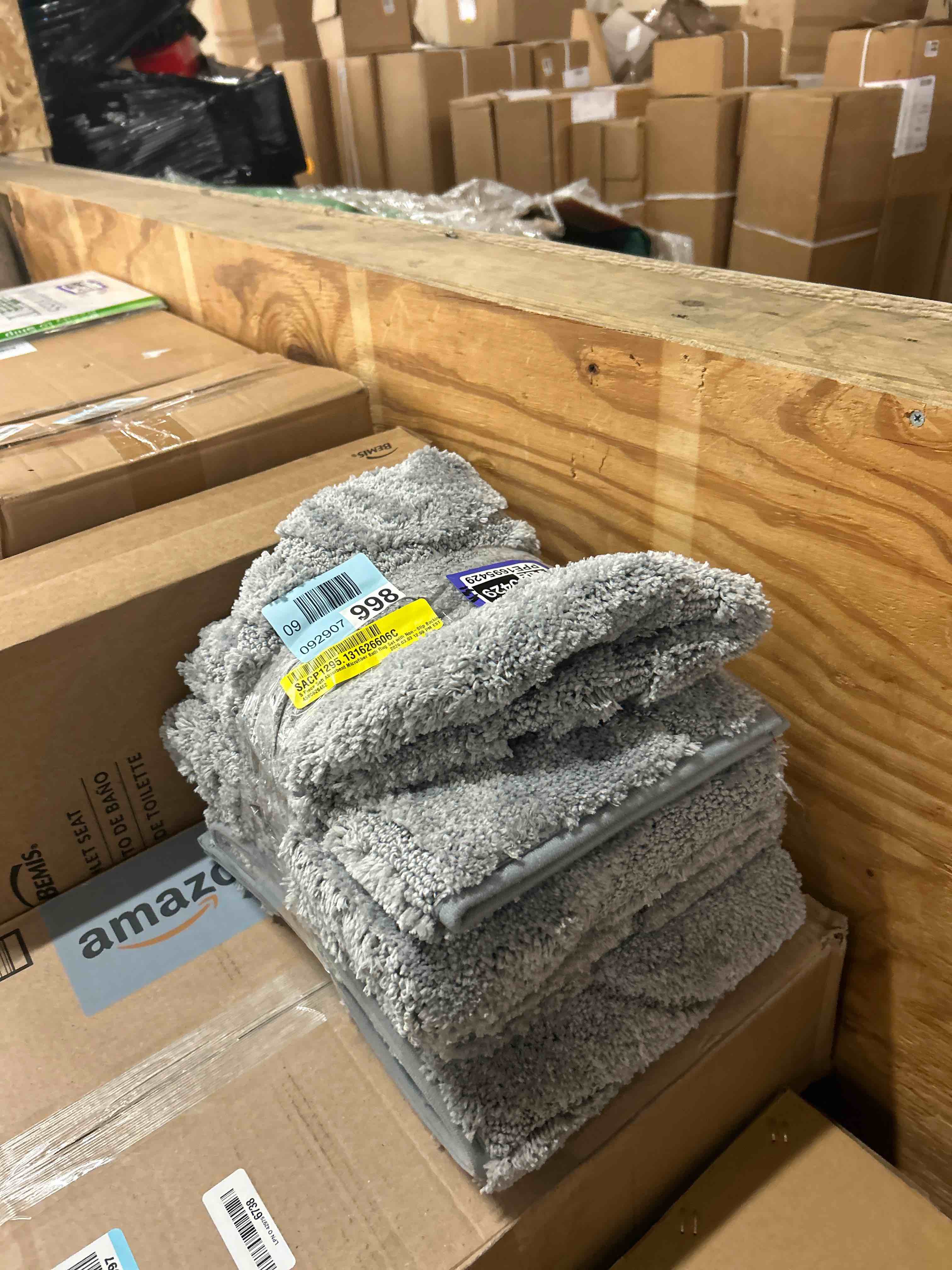 Condition photo showing New/Like New for Ivy Bronx 5 Piece Soft Absorbent Microfiber Bath Rug Set with Non-Slip Backing