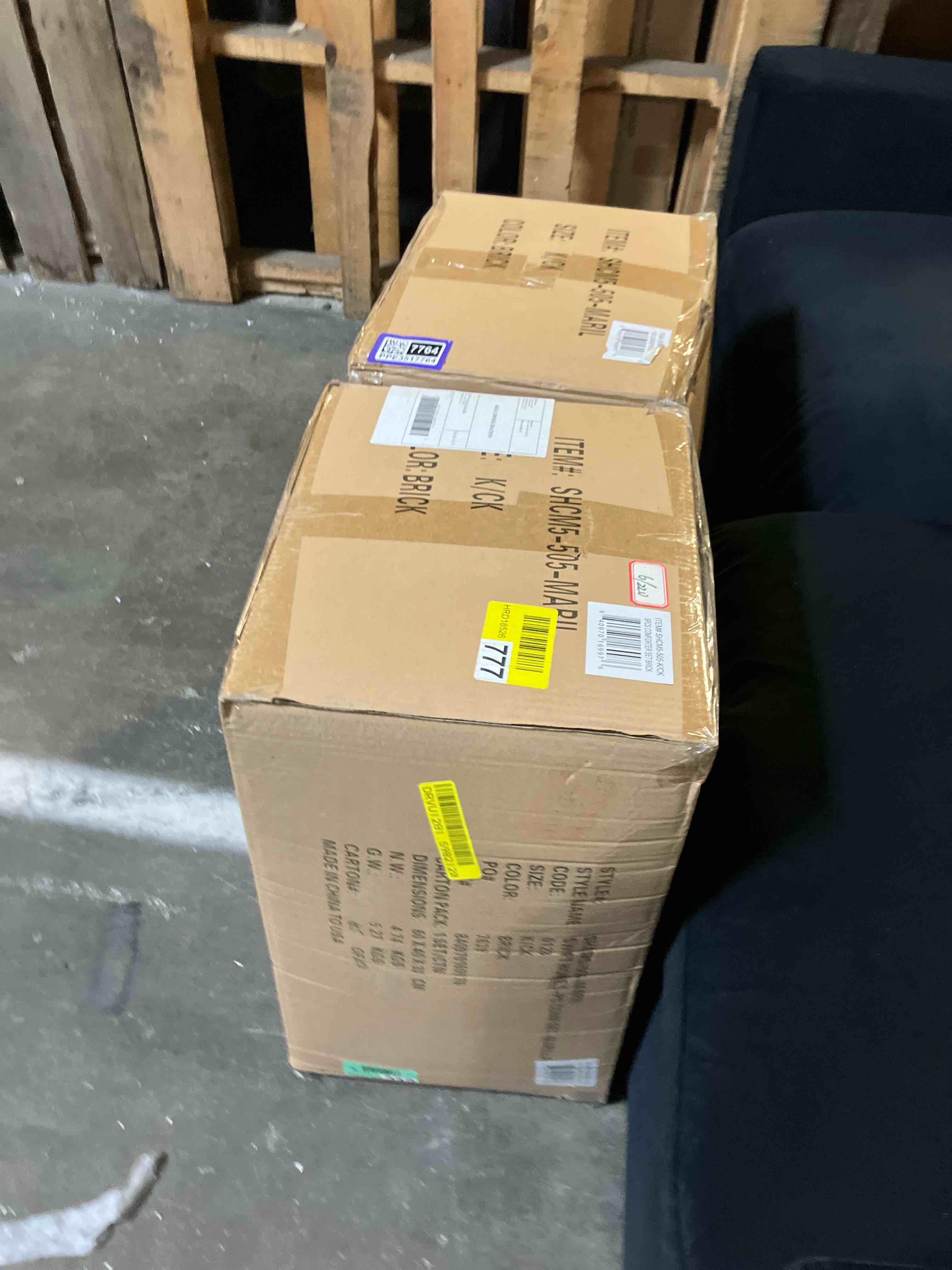 Condition photo showing New/Like New for Swift Home Marilla 100% Cotton Clipped Dots Stripes Jacquard 5-Piece Bedding Comforter Set Brick - Oversized King