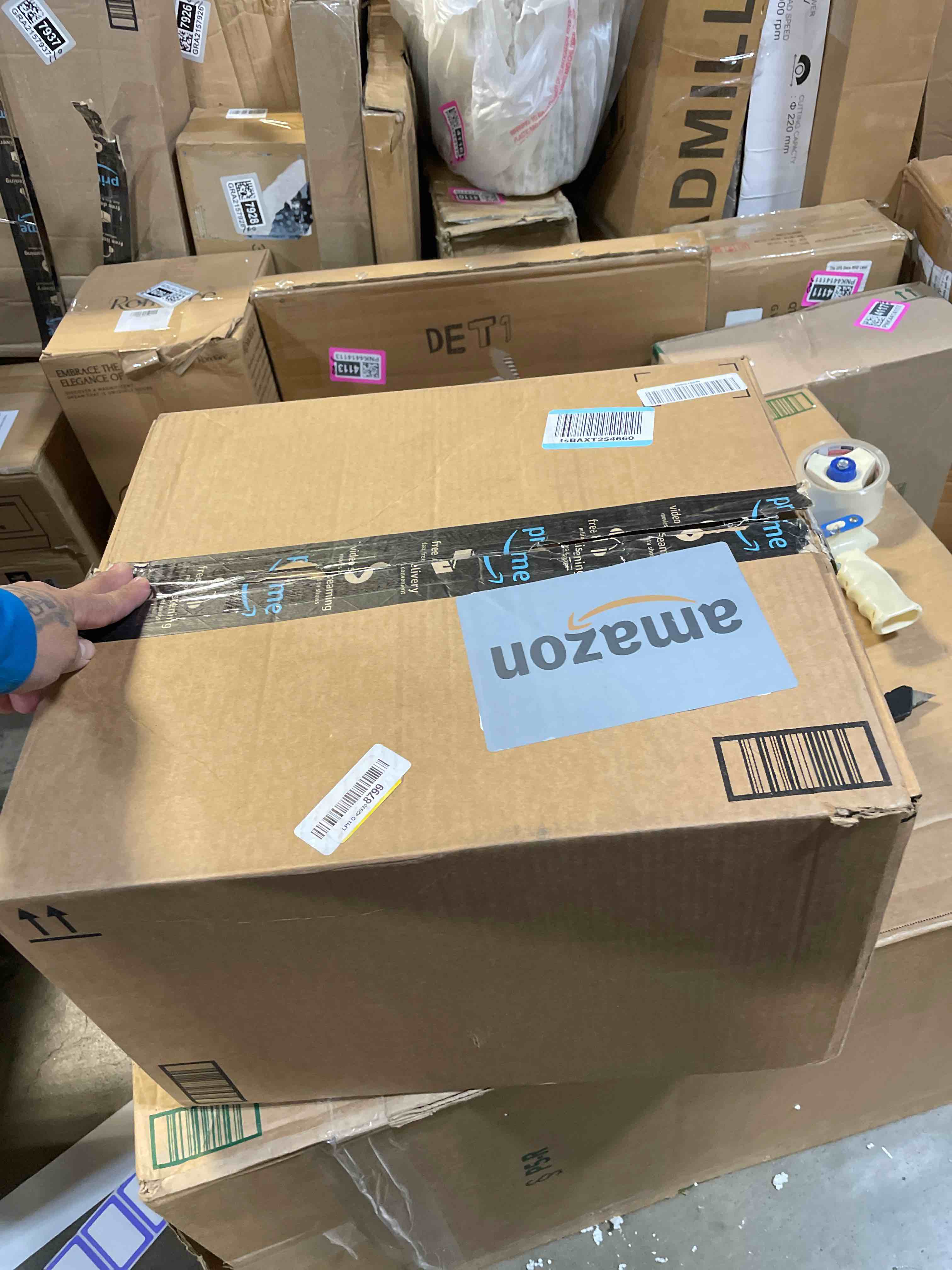 Condition photo showing Good Condition for StorageWorks Large Water Hyacinth Baskets for Organizing, Wicker Basket with Lid for Shelves, Storage Basket with Lid and Built-in Handles, 1 Pack Natural(Water Hyacinth) 15"L × 11"W × 7"H