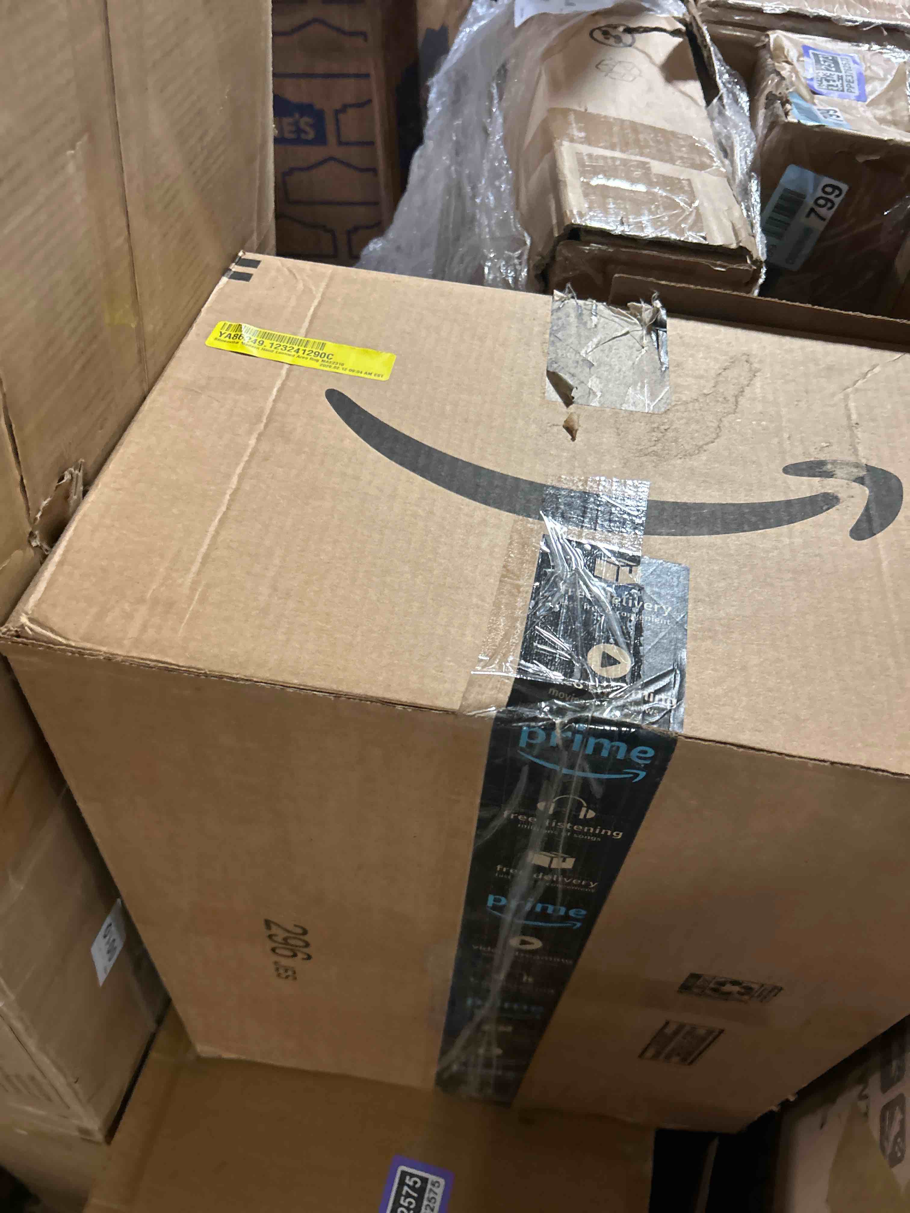 Condition photo showing Good Condition for stinesvile modern hand loomed area rug mae2310