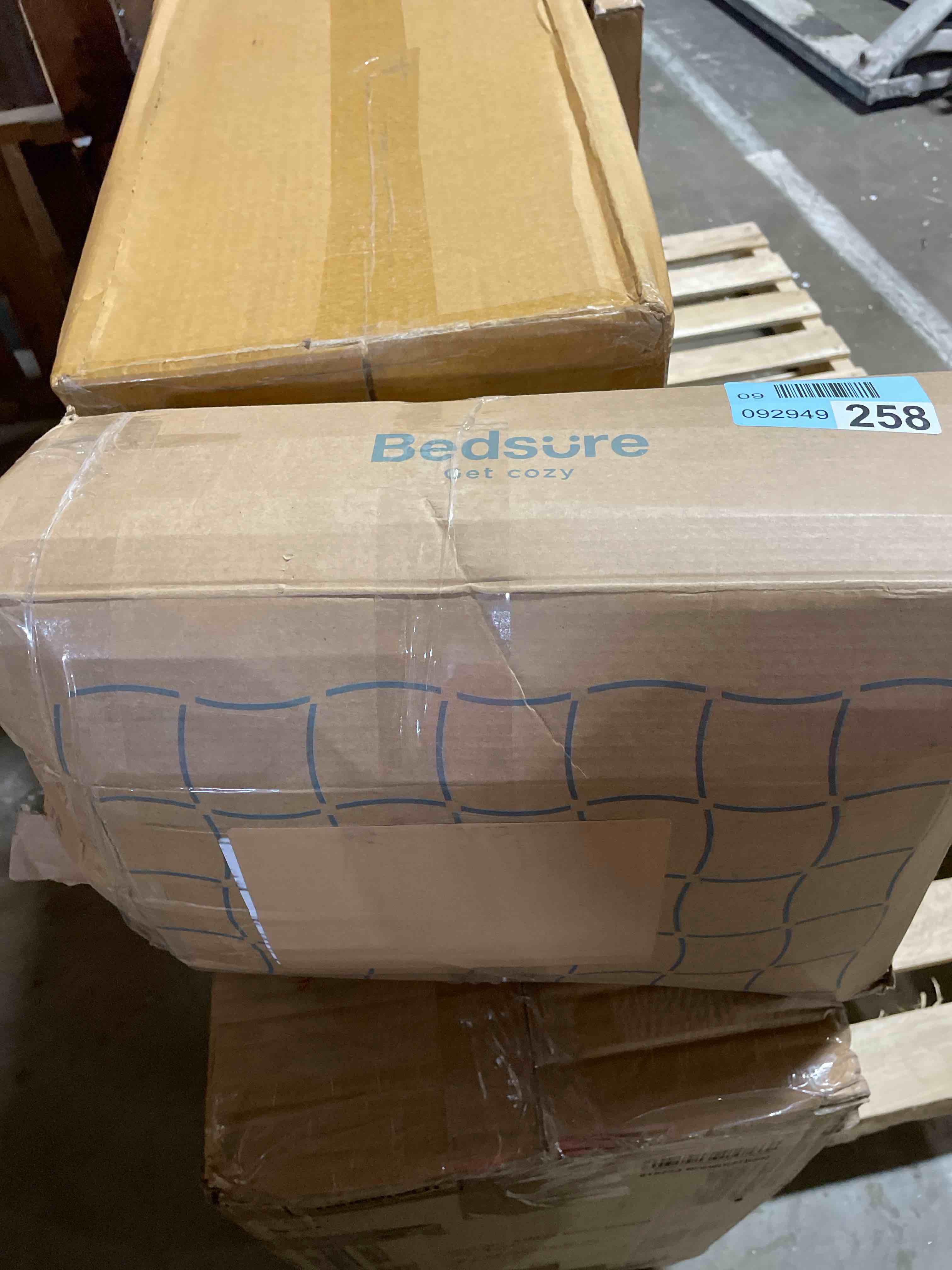 Condition photo showing Good Condition for bedsure queen comforter set, sage green soft prewashed bedding for all seasons, 3 pieces gentlesoft™ bed set, 1 lightweight comforter (90"x90") and 2 pillowcases (20"x26")