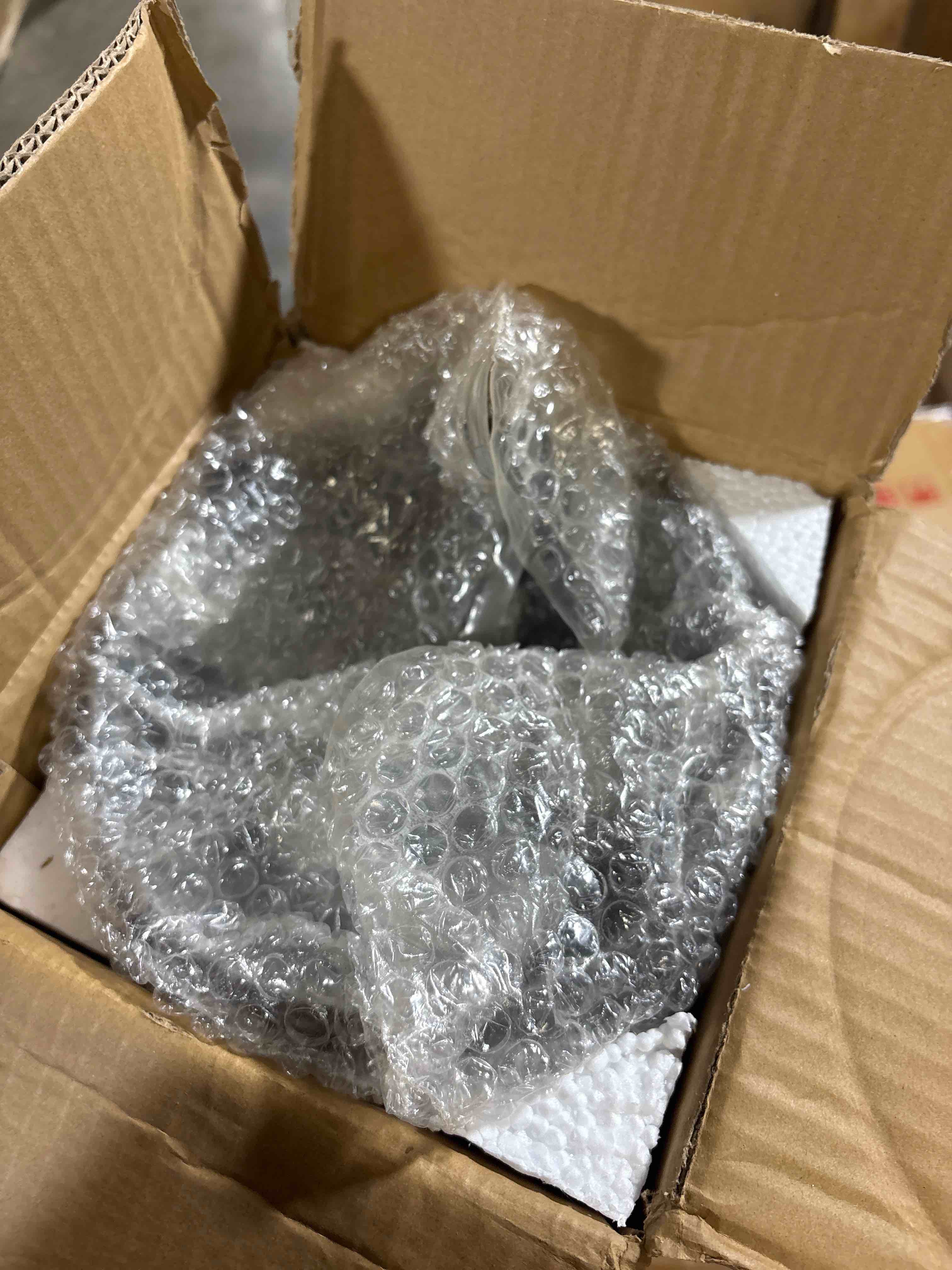 Condition photo showing New/Like New for Sziqiqi Floor Vases Decorative Tall: 27in Black and White Large Metal Floor Vase Set of 3 Modern Honeycomb Texture Big Standing Vase for Living Room Dining Bedroom Home Corner Hallway Indoor Office White and Black