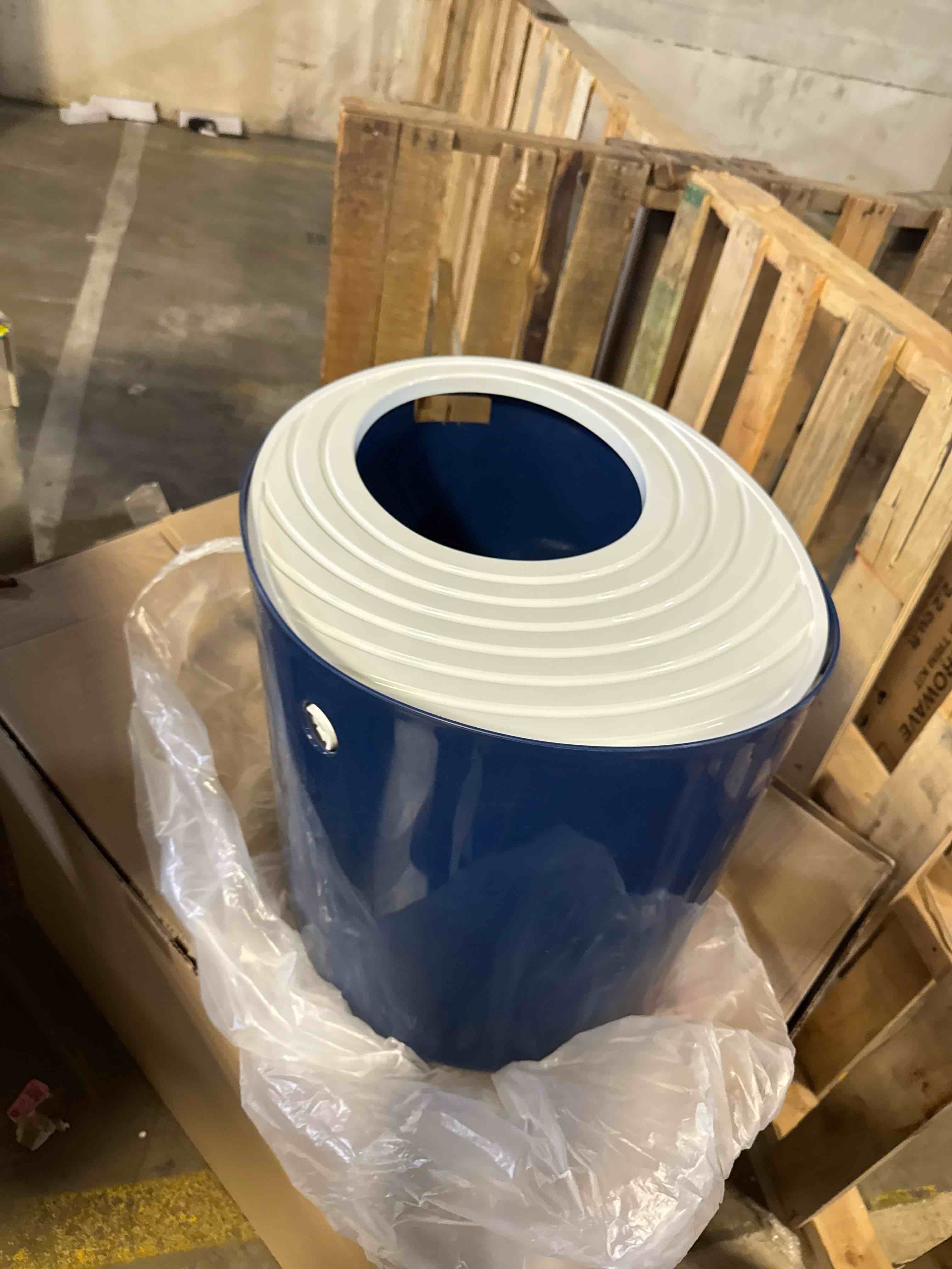 Condition photo showing Good Condition for IRIS USA Cat Litter Box, Large Top Entry with Litter Catching Lid and Scoop, Dog Proof, Cat Box Enclosure, Navy/White