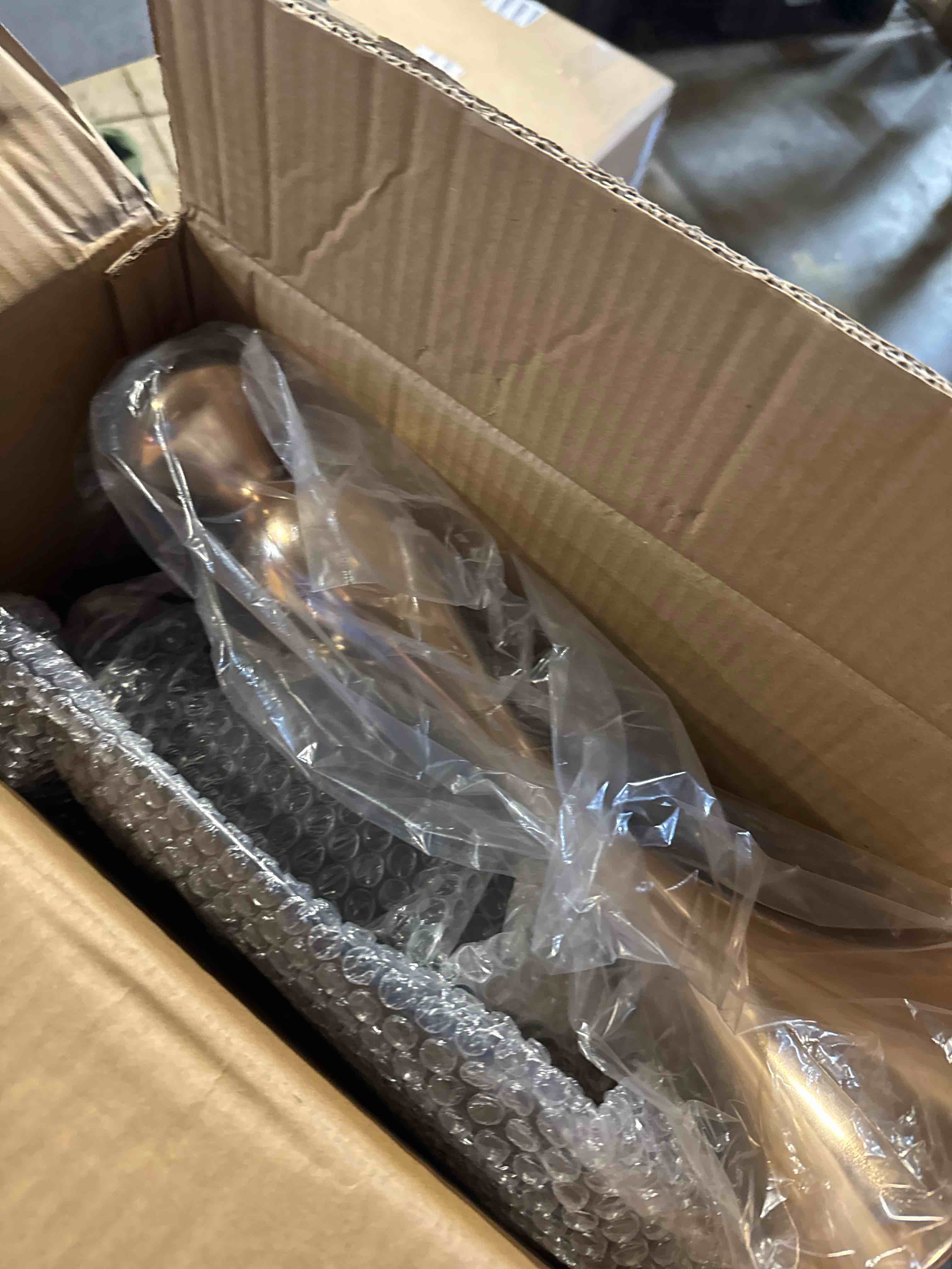 Condition photo showing New/Like New for Metal Round End Table,Modern Pedestal Table,Corner Drink Tables,Accent Side Table Nightstand for Living Room,Patio and bar (Matte Black)