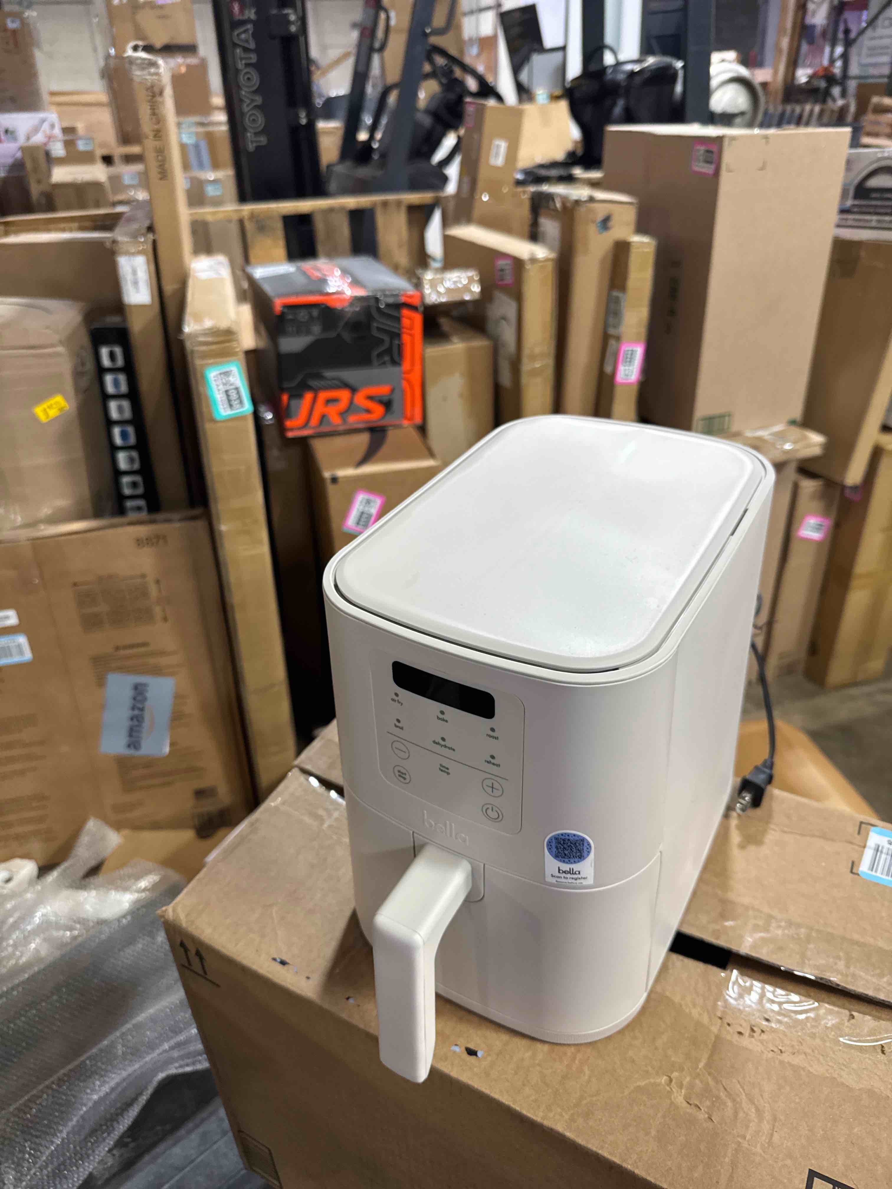 Condition photo showing Good Condition for bella 4Qt Slim Air Fryer, Fits-anywhere™ Kitchenware, EverGood™ Ceramic Nonstick Coating, Adjustable Temperature, 6 Preset Cooking Options, 60 Min Auto Shutoff w Audible Tone, 3.3lb Capacity, Oatmilk 4 QT Oatmilk