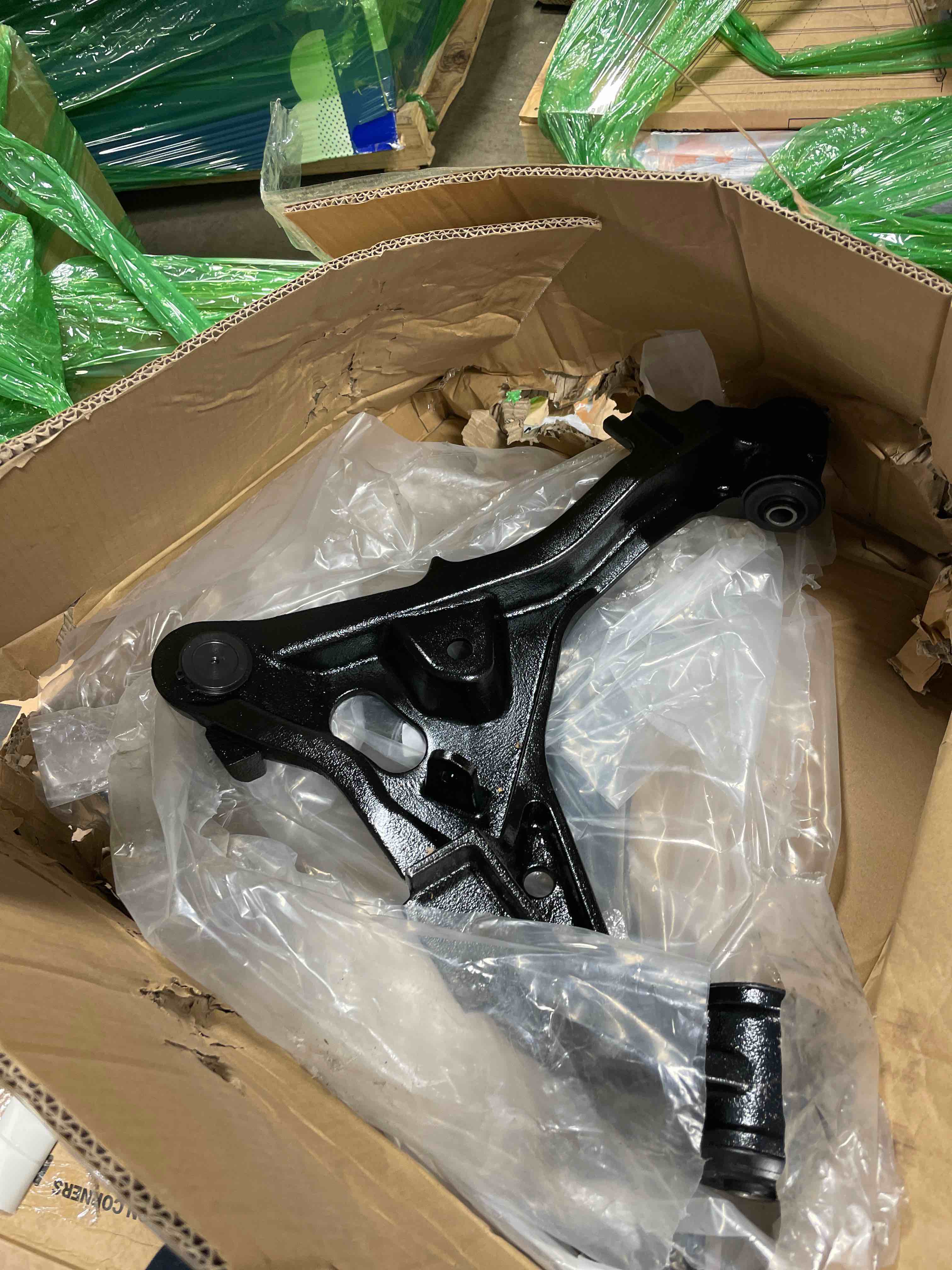 Condition photo showing New/Like New for Detroit Axle - 4WD Front Lower Control Arms for 1997-2003 Ford F-150, 1997-1999 F-250, 1997-2002 Expedition 1998 2000 2001 Lower Control Arms w/Ball Joint Assembly Replacement