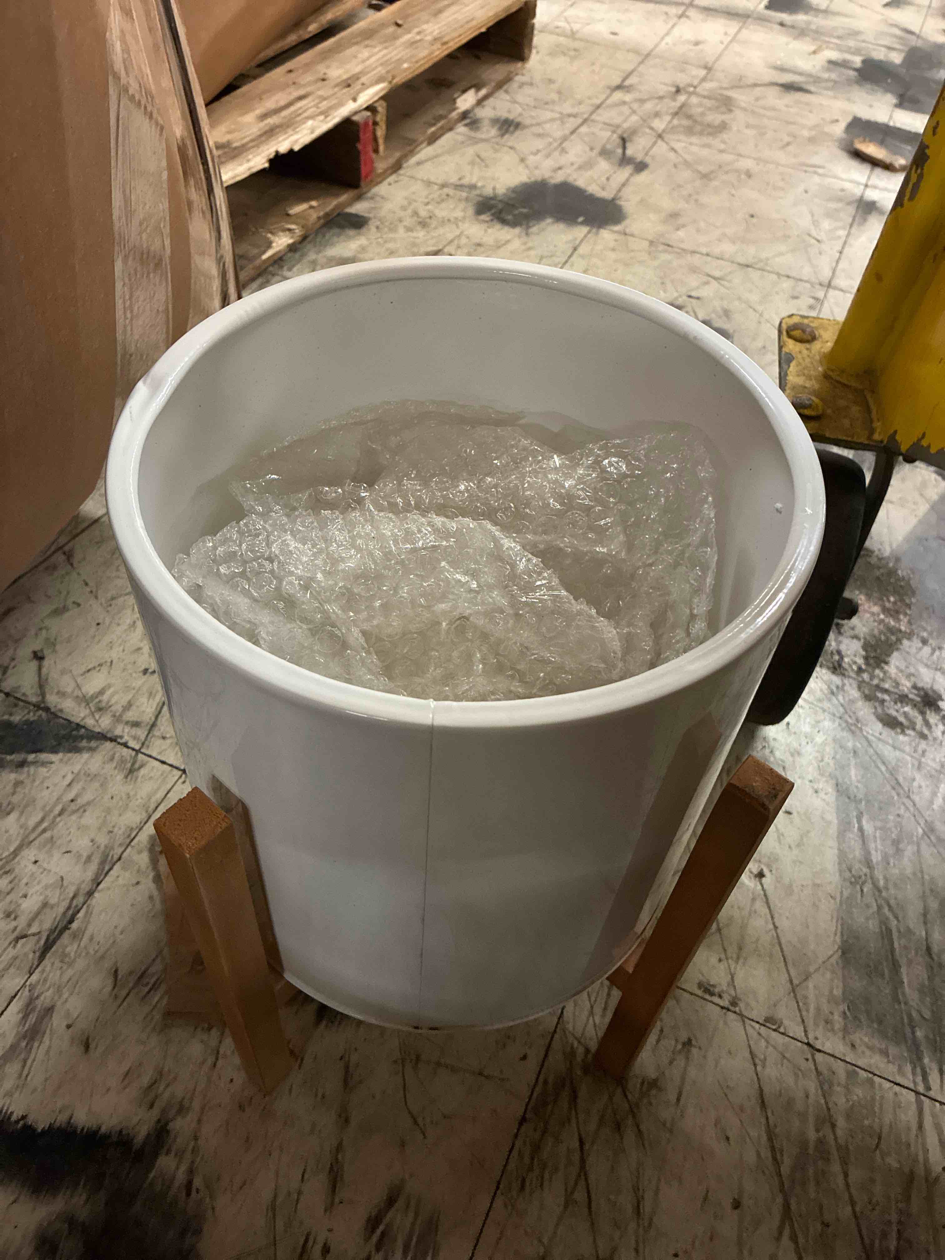 Condition photo showing Good Condition for raya white mid-century modern planter with 4-leg wood base - 14.75" h x 12" w - white