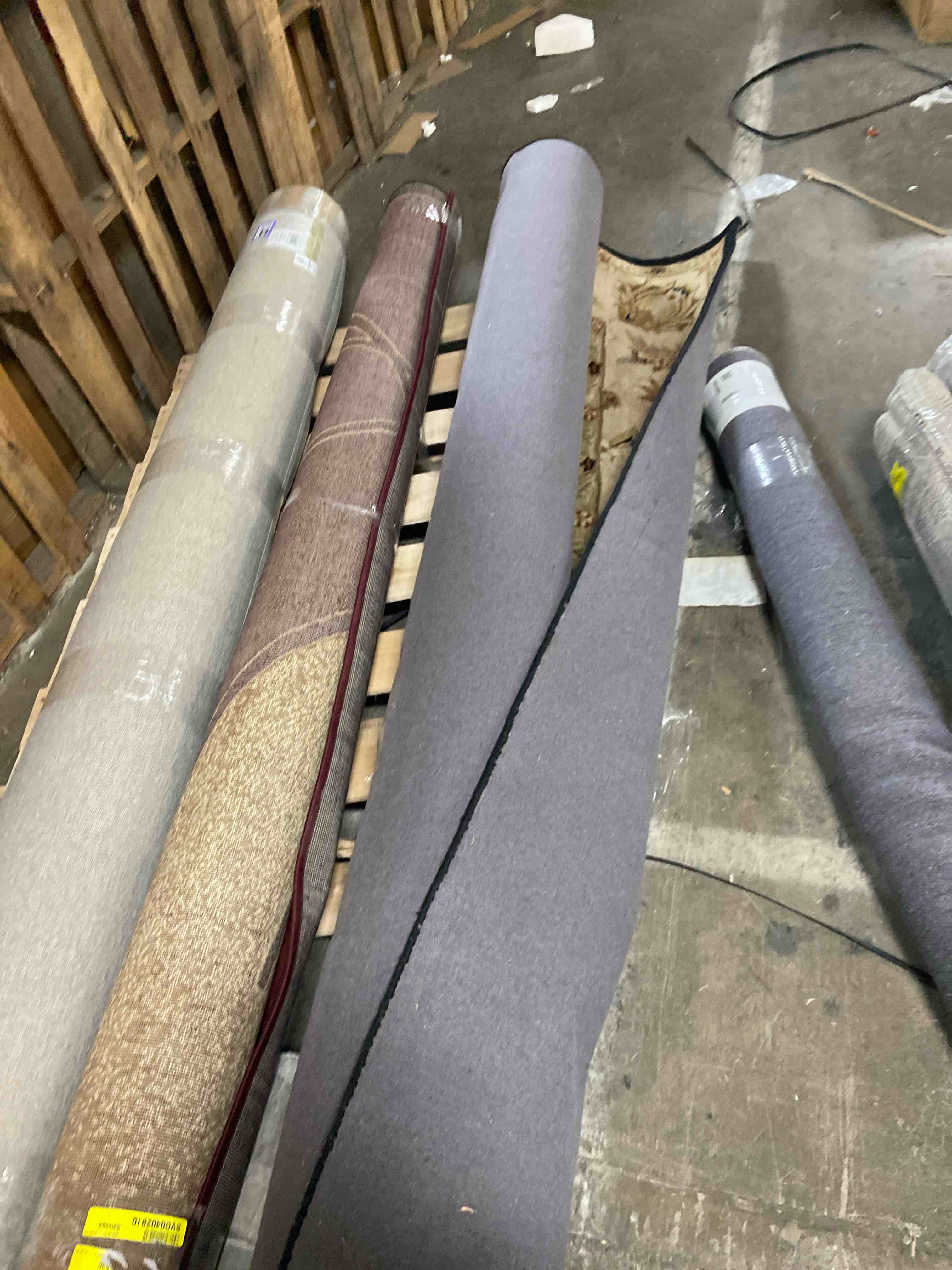 Condition photo showing New/Like New for Jaipur Living Mythos Selene MY02 Beige/Black Area Rug