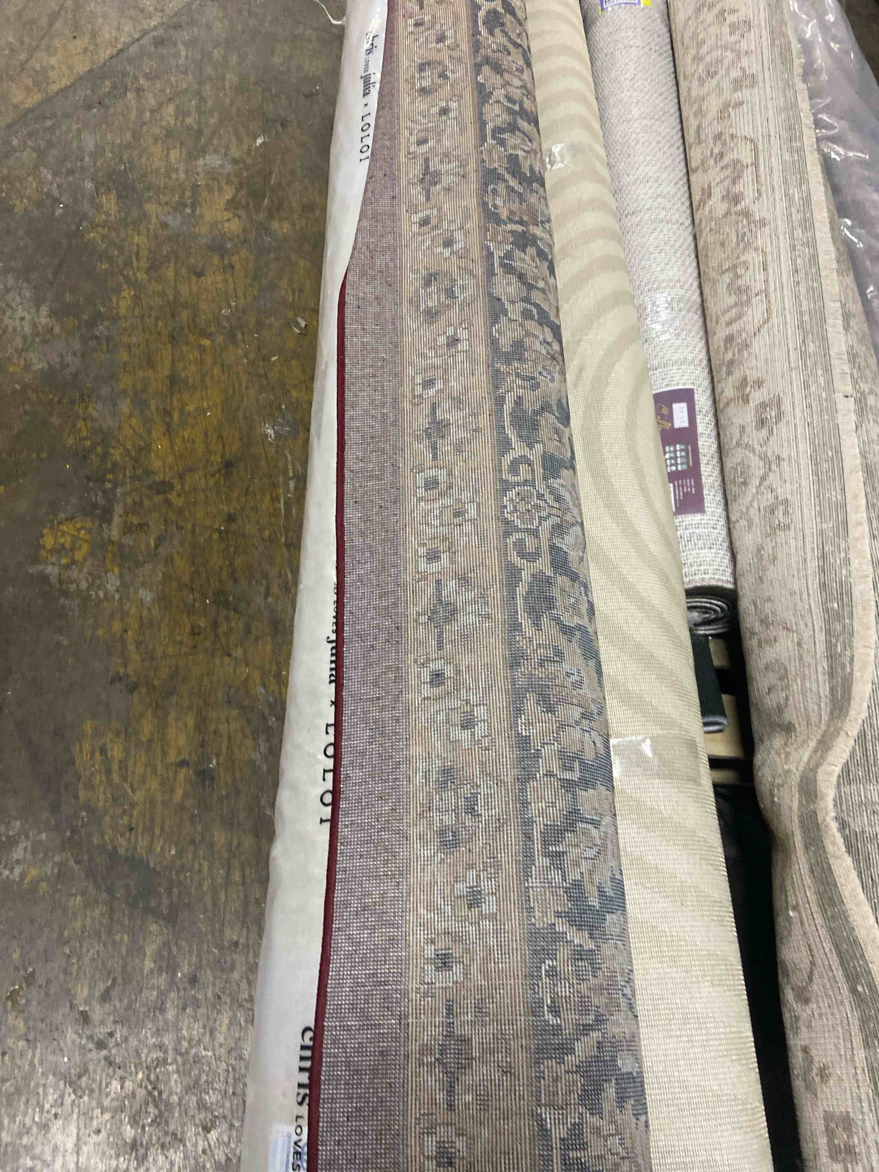 Condition photo showing New/Like New for World Rug Gallery Traditional Oriental Medallion Area Rug Burgundy 10 x 14 8 x 10 10 x 14 Living Room Bedroom Dining Room Ivory Burgundy