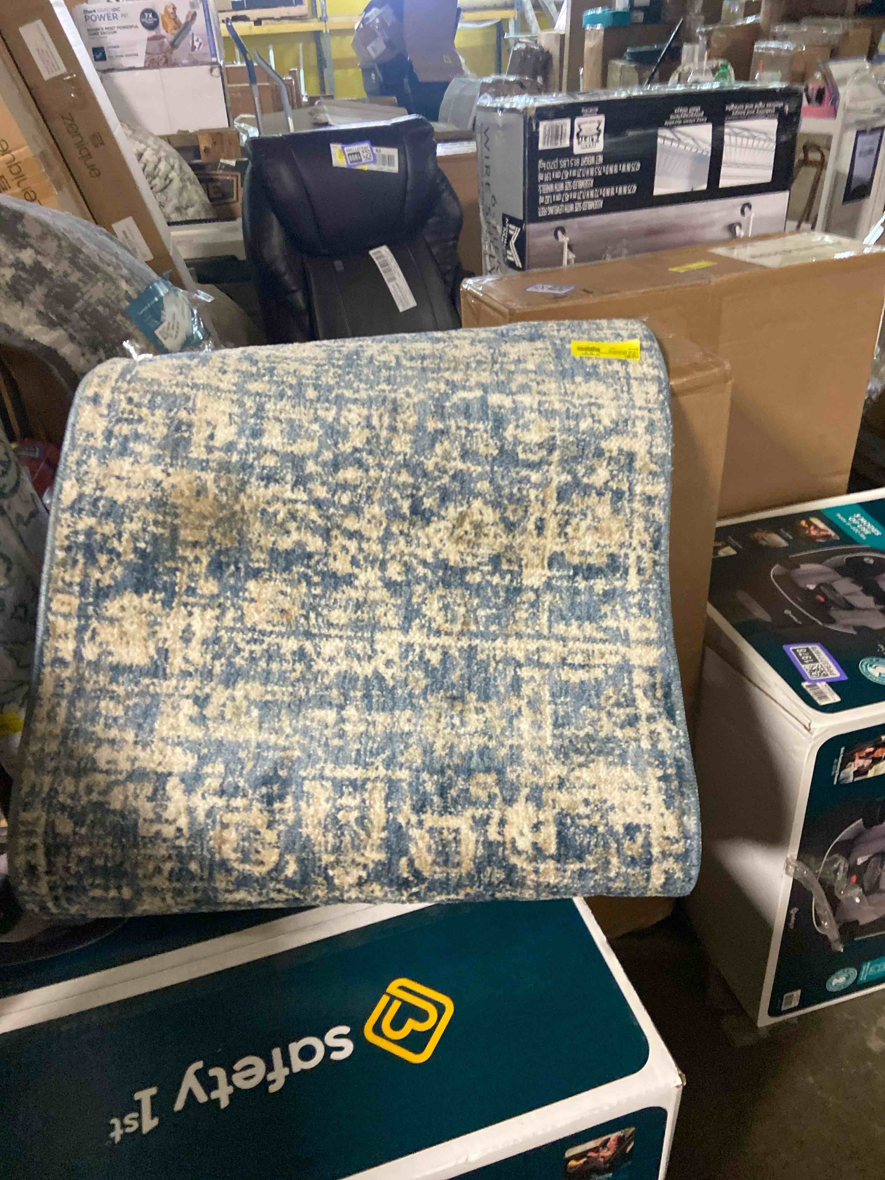 Condition photo showing Good Condition for Loloi Calypso Traditional Area Rug