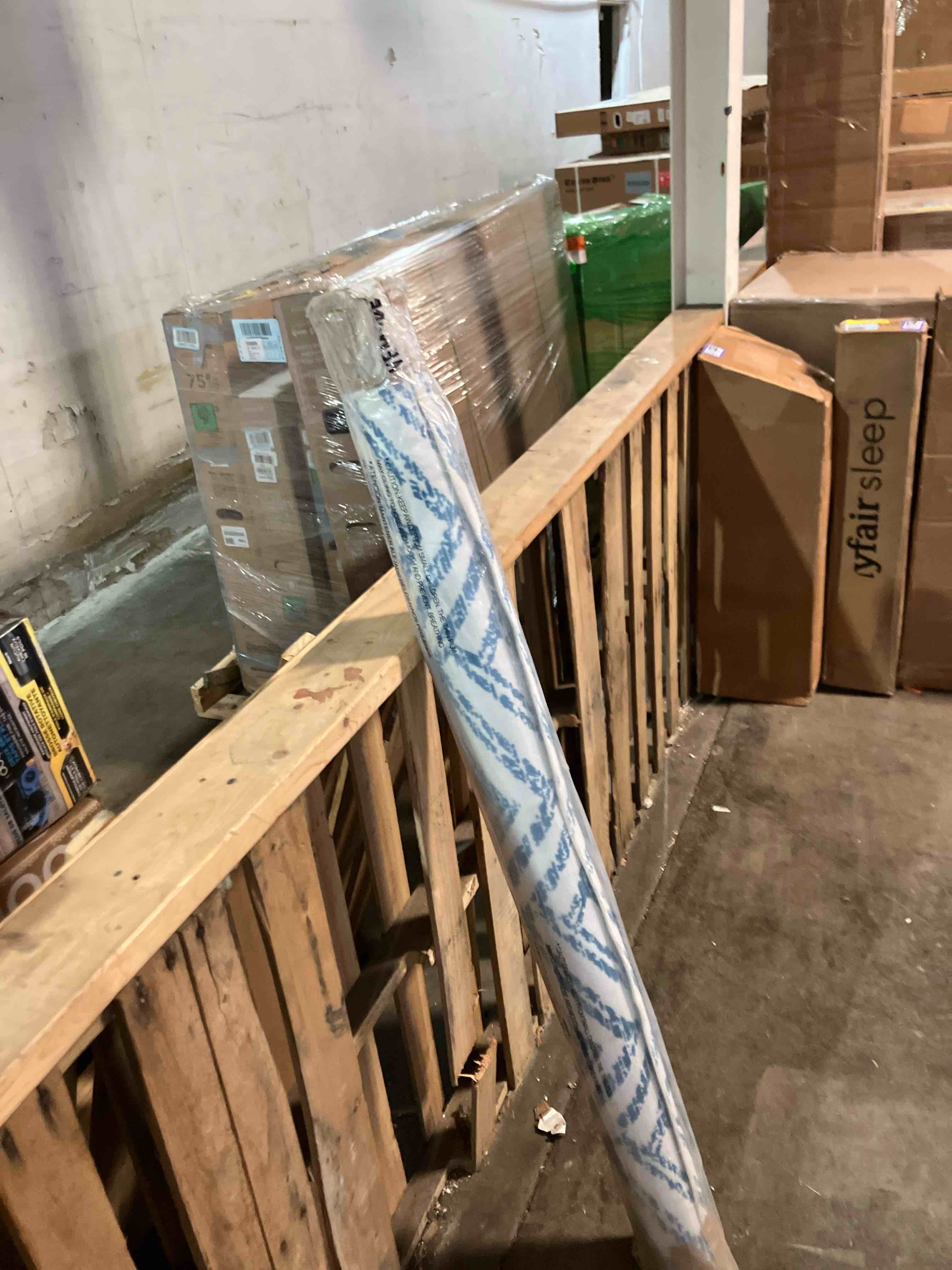 Condition photo showing New/Like New for 5X7 Lorelai Transitional Geometric Area Rug in Blue