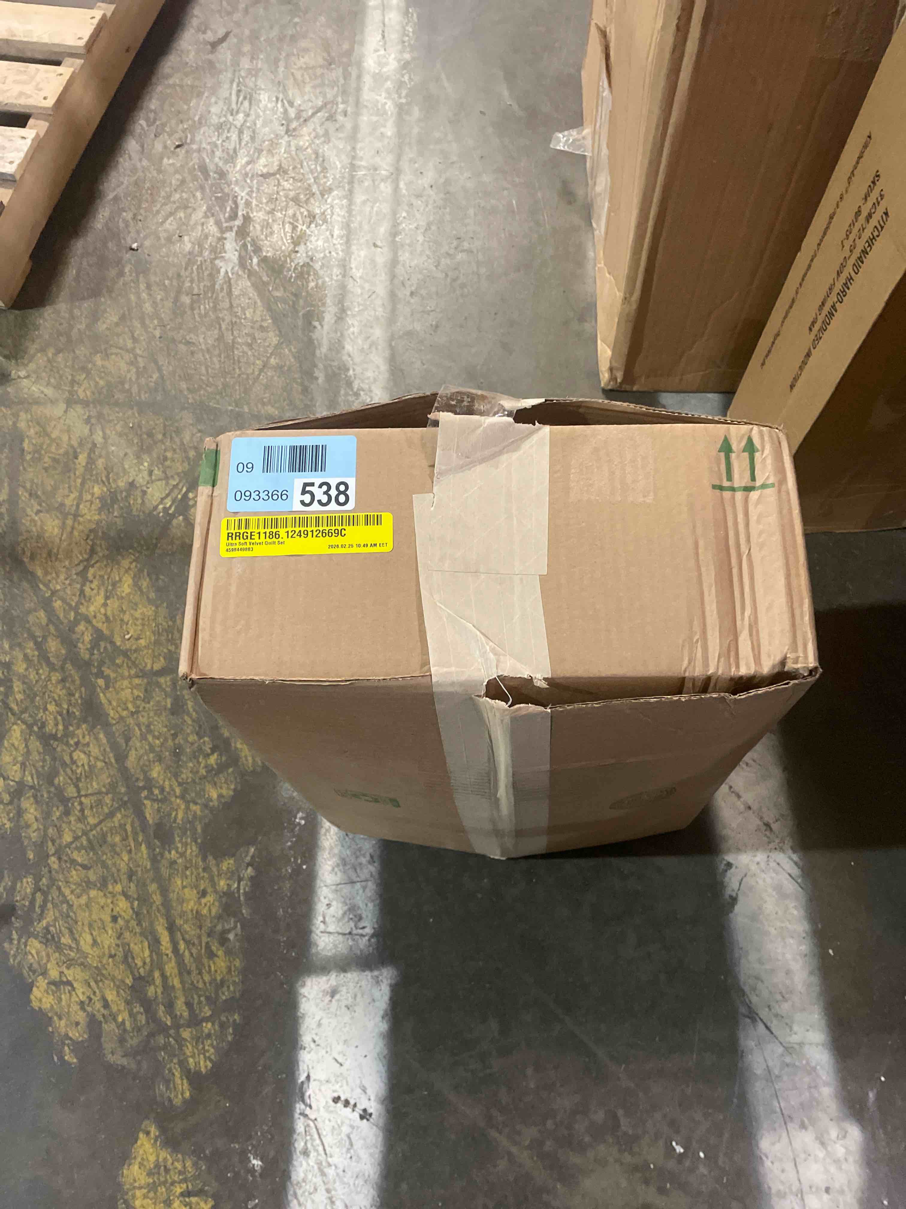 Condition photo showing As Is for Ultra Soft Velvet Quilt Set Twin (used)