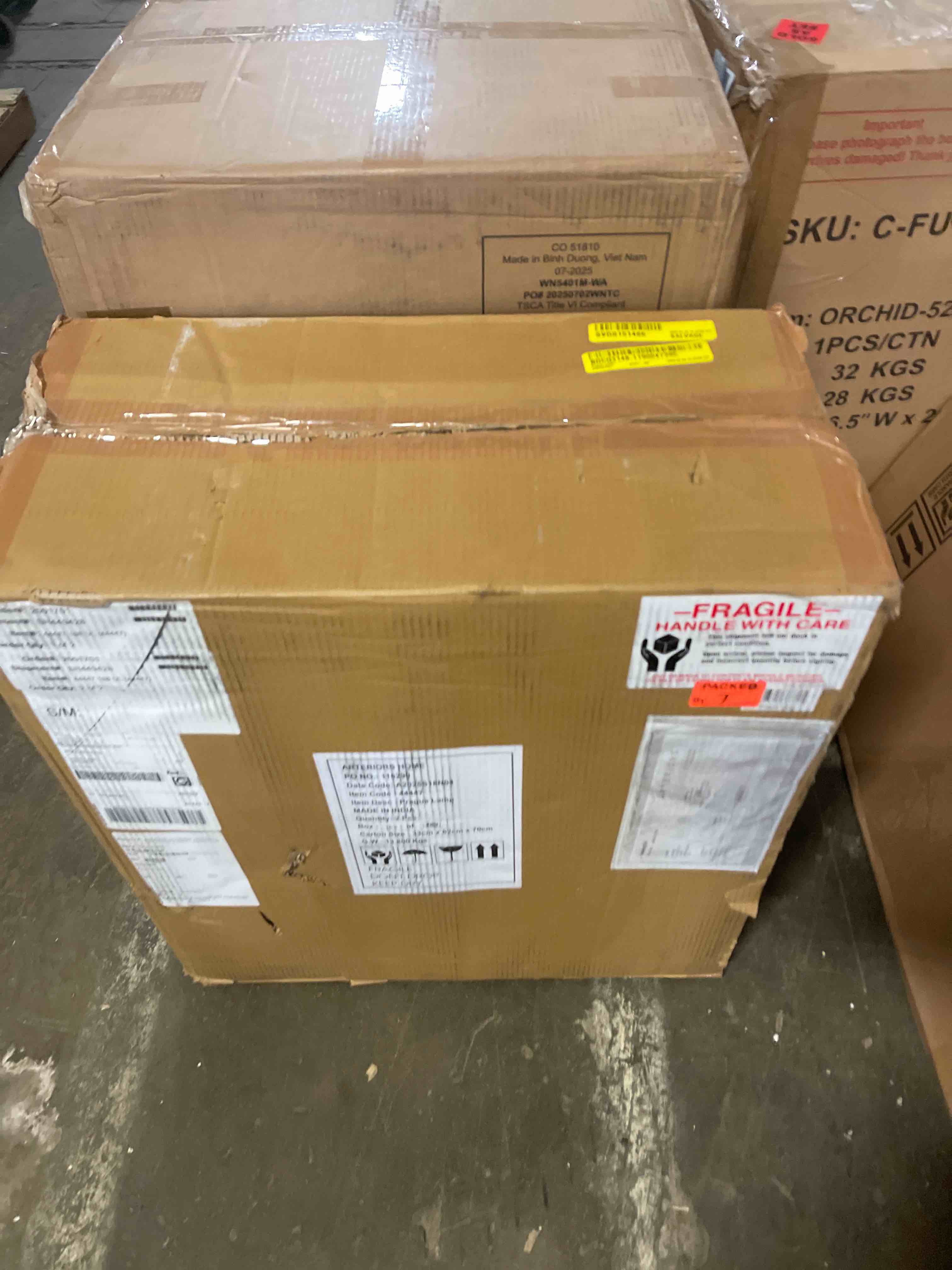 Condition photo showing New/Like New for Pedestal Elegant Wood Texture Round Dining Table