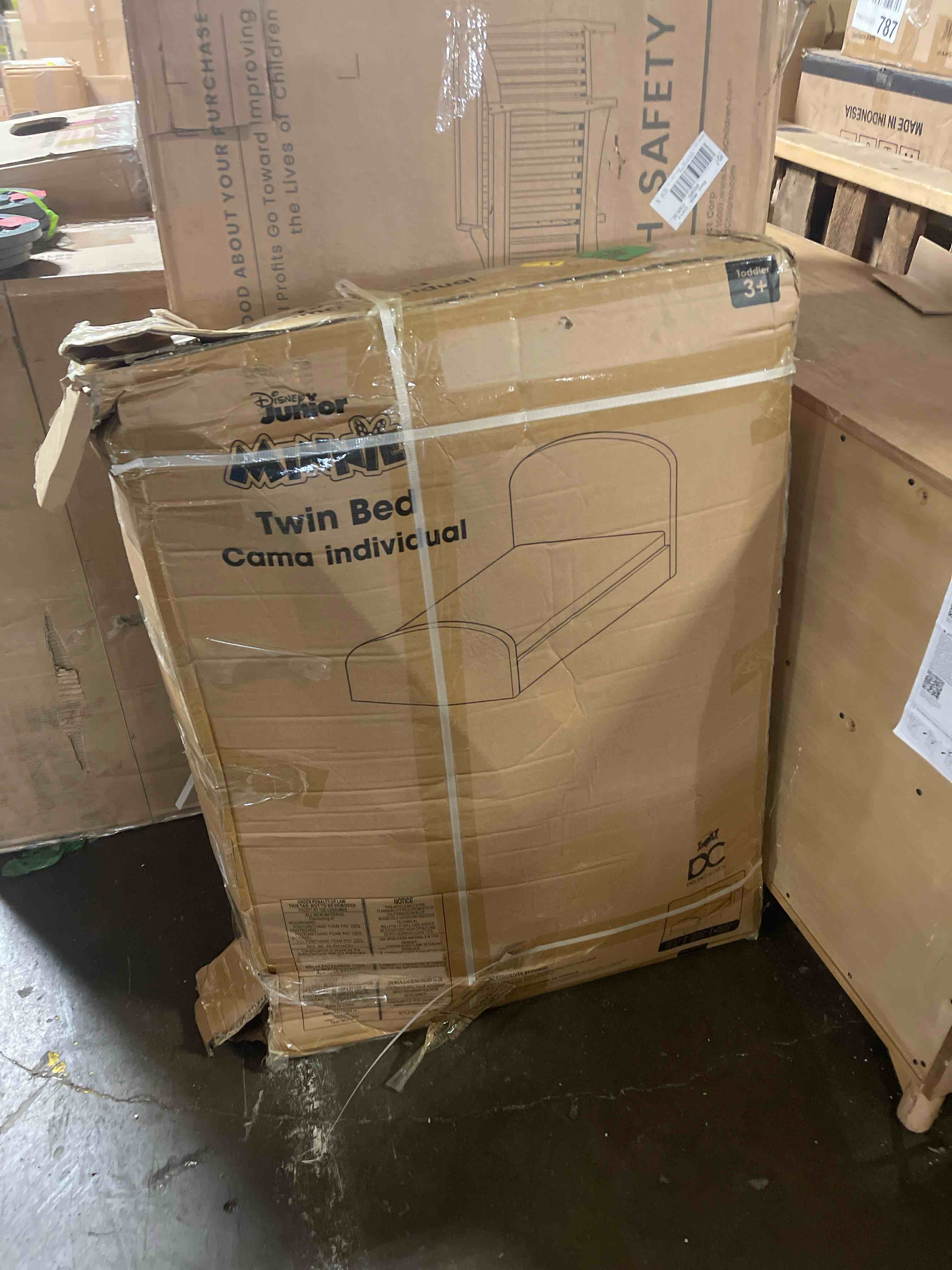 Condition photo showing New/Like New for Delta Children Disney Minnie Mouse Upholstered Twin Bed, Pink