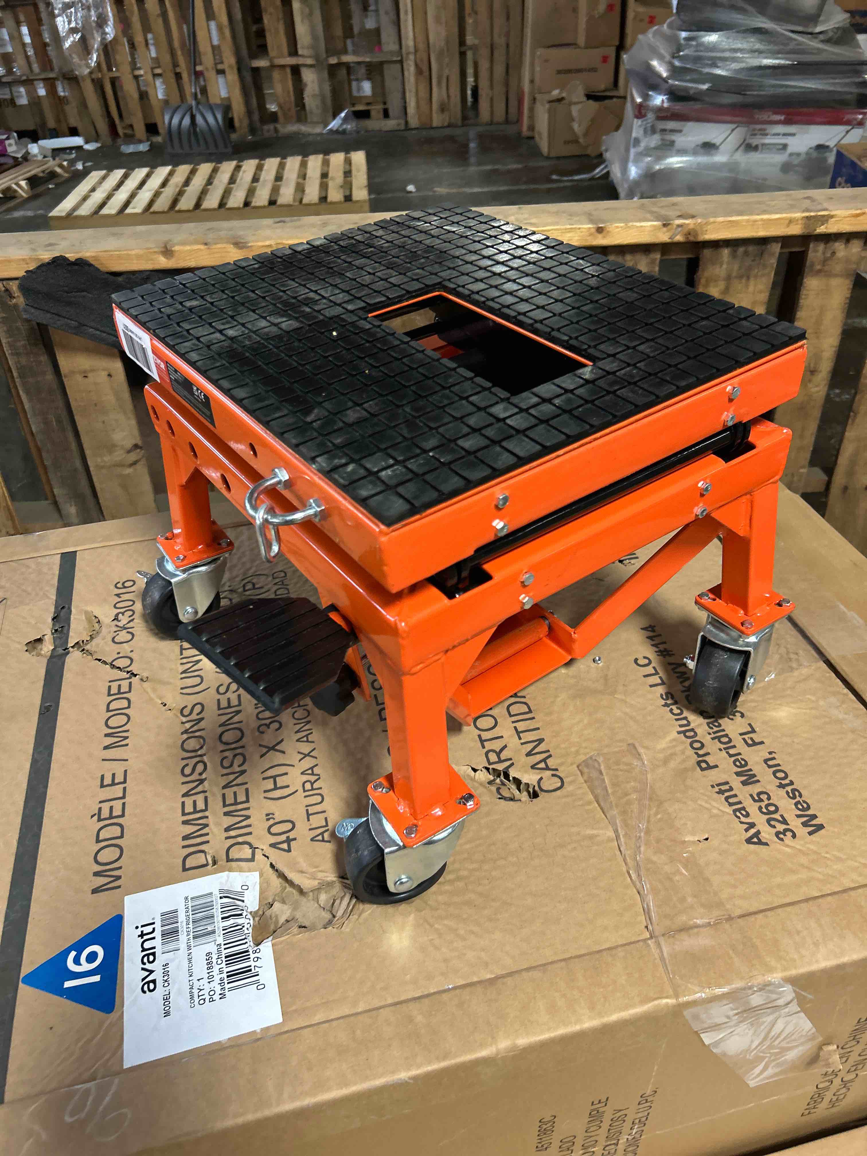Condition photo showing Good Condition for VEVOR Hydraulic Motorcycle Lift Table, 350 lbs Capacity Motorcycle Scissor Jack Lift with Wide Deck, J-Hooks, 4 Wheels, Hydraulic Foot-Operated Jack Stand for ATV Dirt Bikes