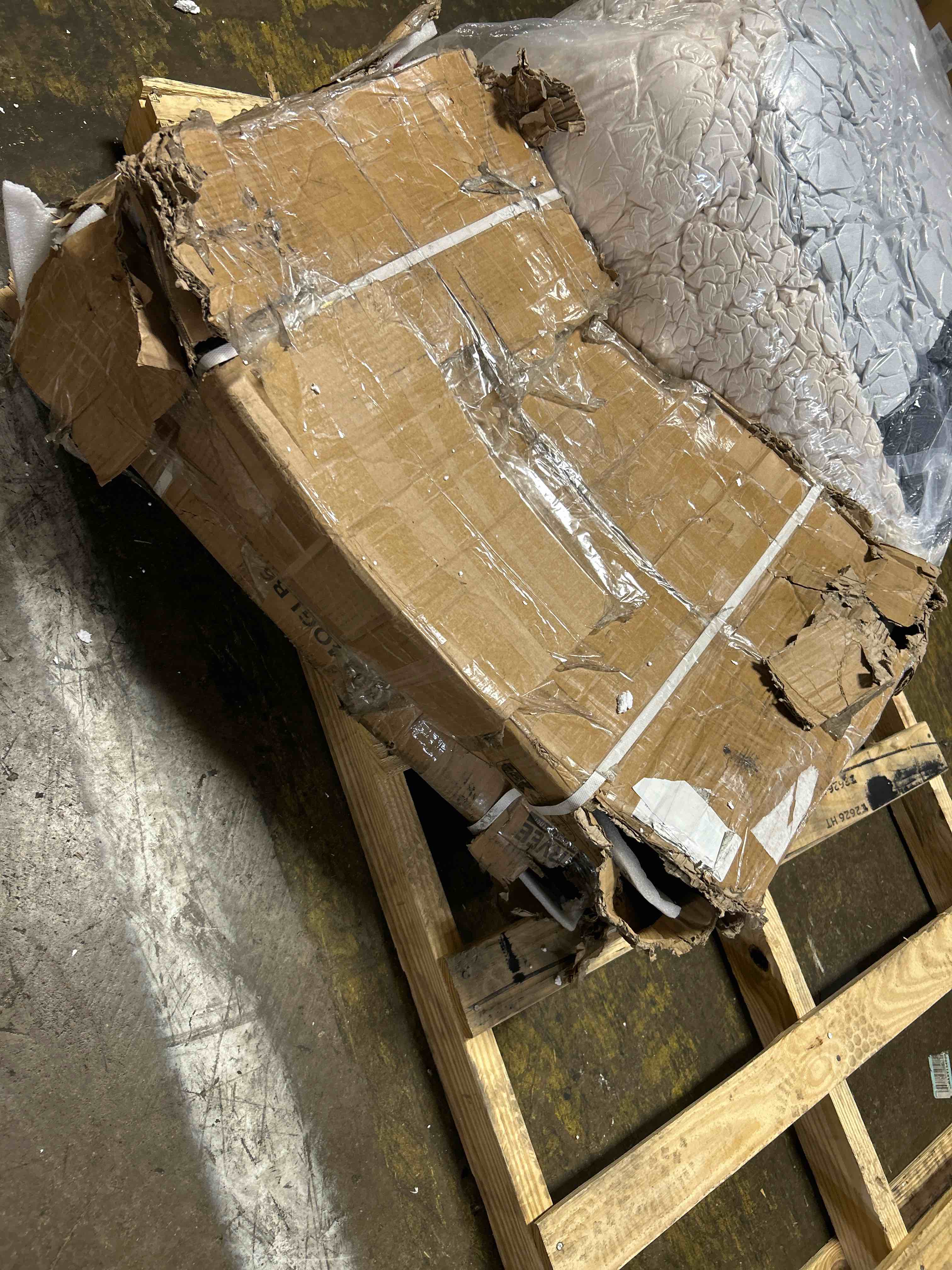 Condition photo showing Good Condition for Garvee Hydraulic Lift Table Cart, 500 LBS Capacity 28.5 in Height Scissor Lift with Anti-Slip Pad, Lift Carts with 4 Wheels for Material Handling & Transportation in Warehouse, Workshop, Black(Box damaged)