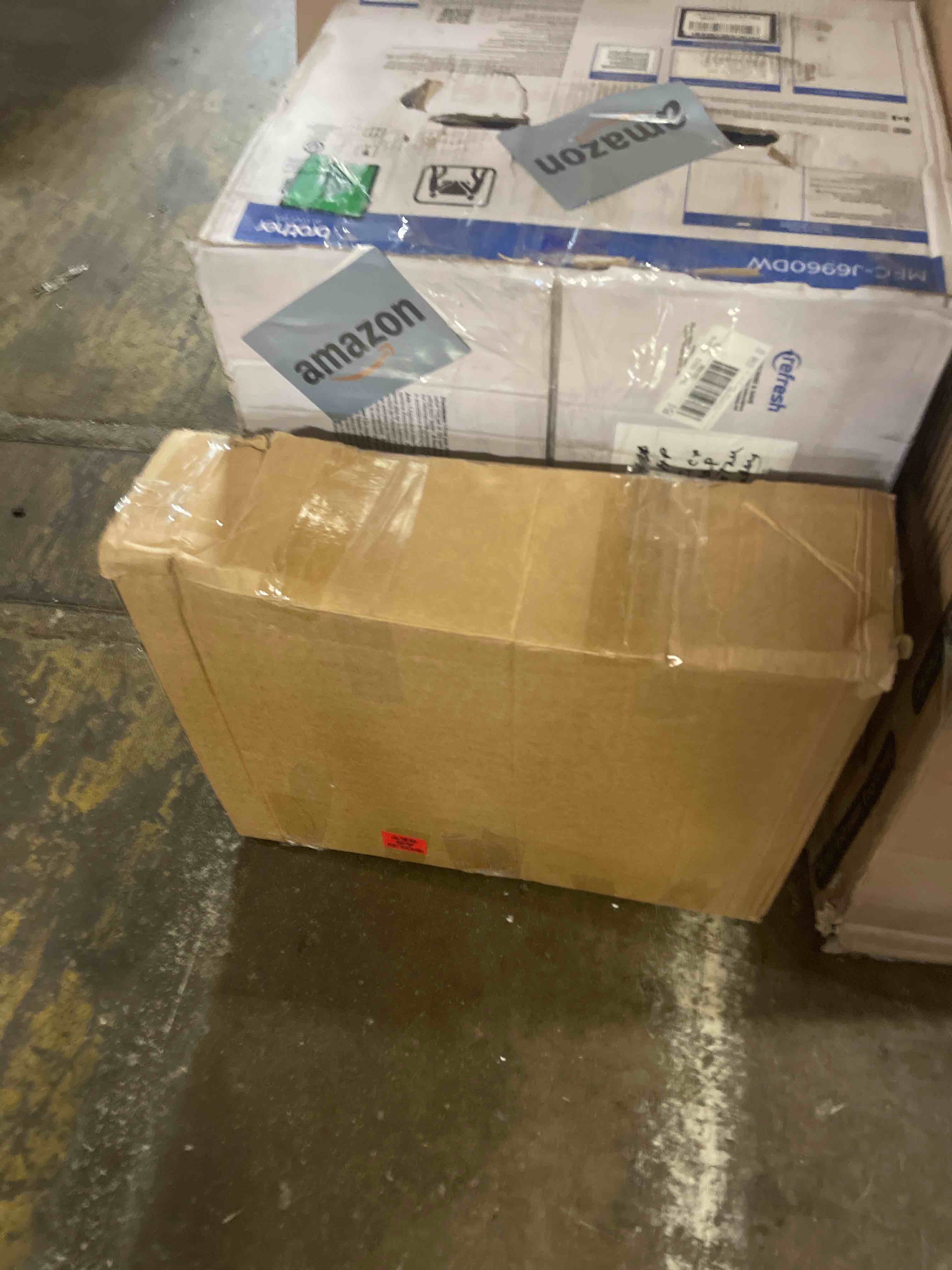 Condition photo showing New/Like New for JONATHAN Y SNK1002A Ancillary 3-Hole 30 in. W x 18.25 in. D Classic Contemporary Rectangular Ceramic Single Sink Basin Vanity Top, White