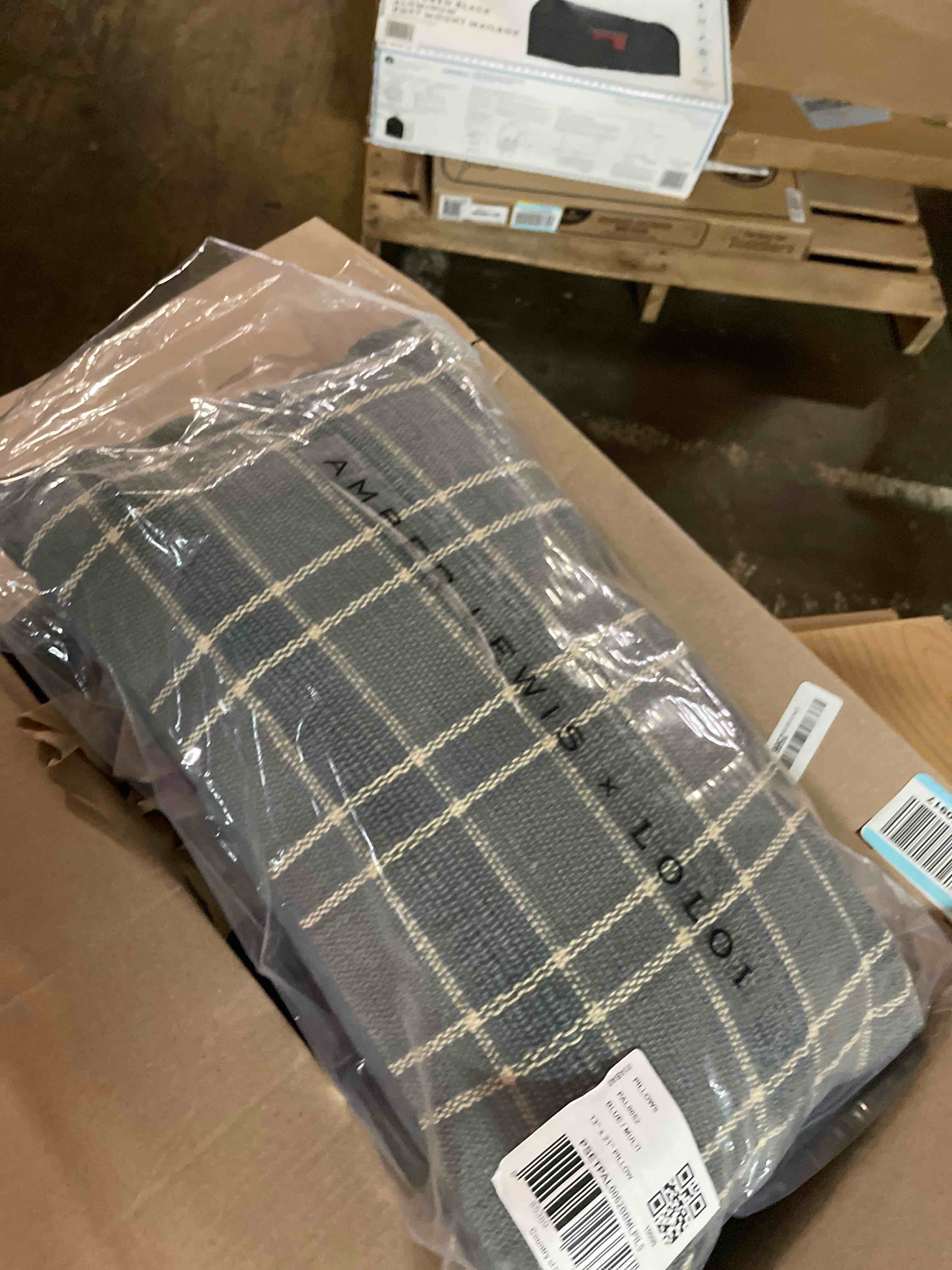 Condition photo showing New/Like New for Loloi Amber Lewis Golden Collection PAL0062 Blue/Multi 13'' x 21'' Cover Only Pillow