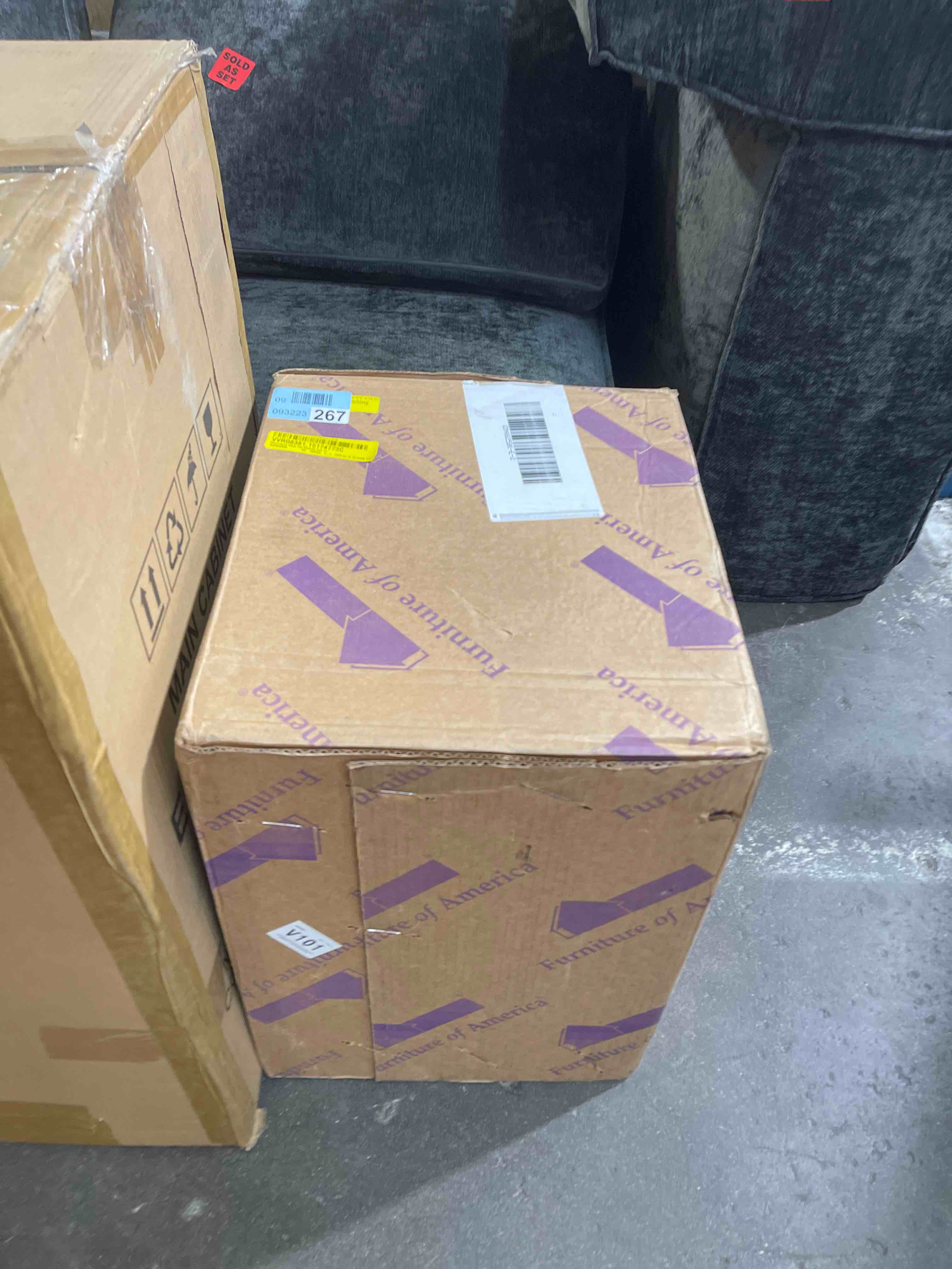 Condition photo showing New/Like New for Babb 23.5 in. Glossy Black Round Glass End Table