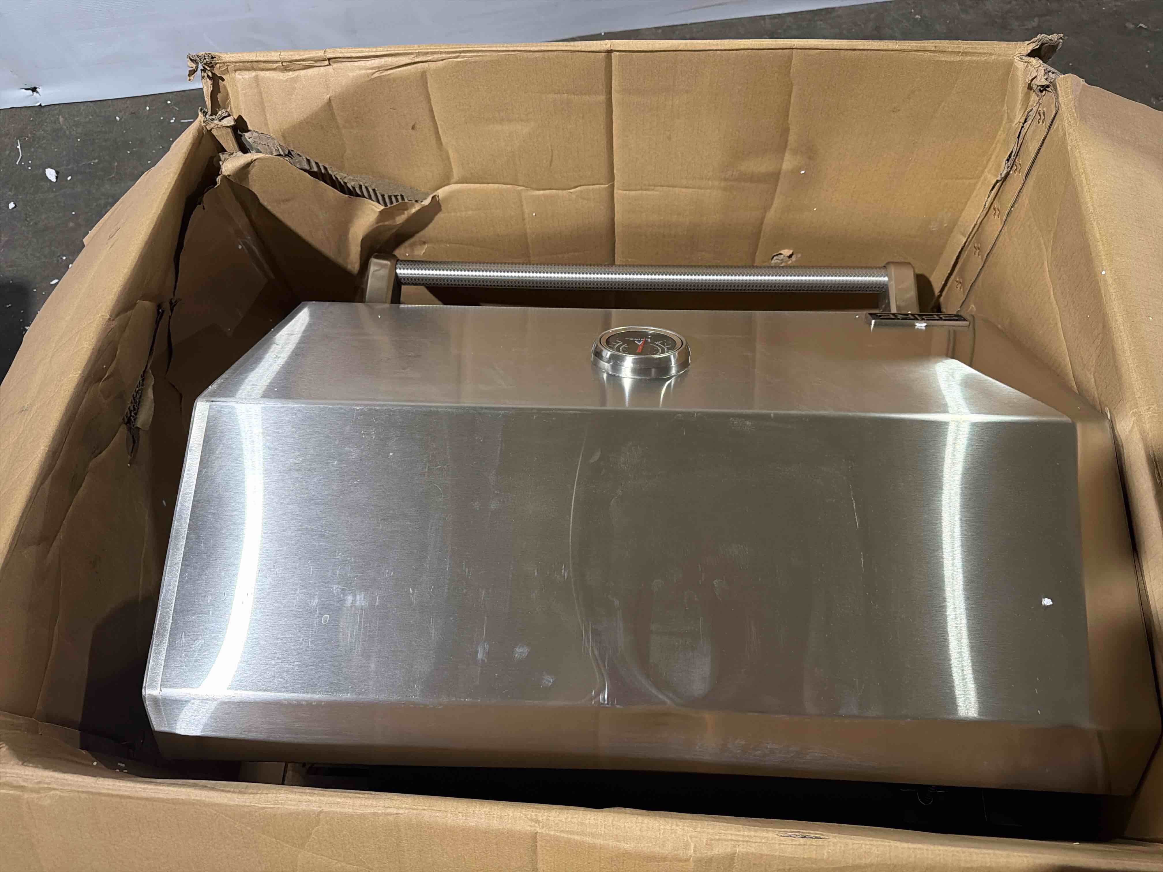 Condition photo showing Good Condition for spire premium 5 burner built in gas grill island head, stainless steel 30” propane grill with rear burner, 63,000 btus, 750 sq in racks, dual fuel compatibility (small dent om top of lid-pictured)