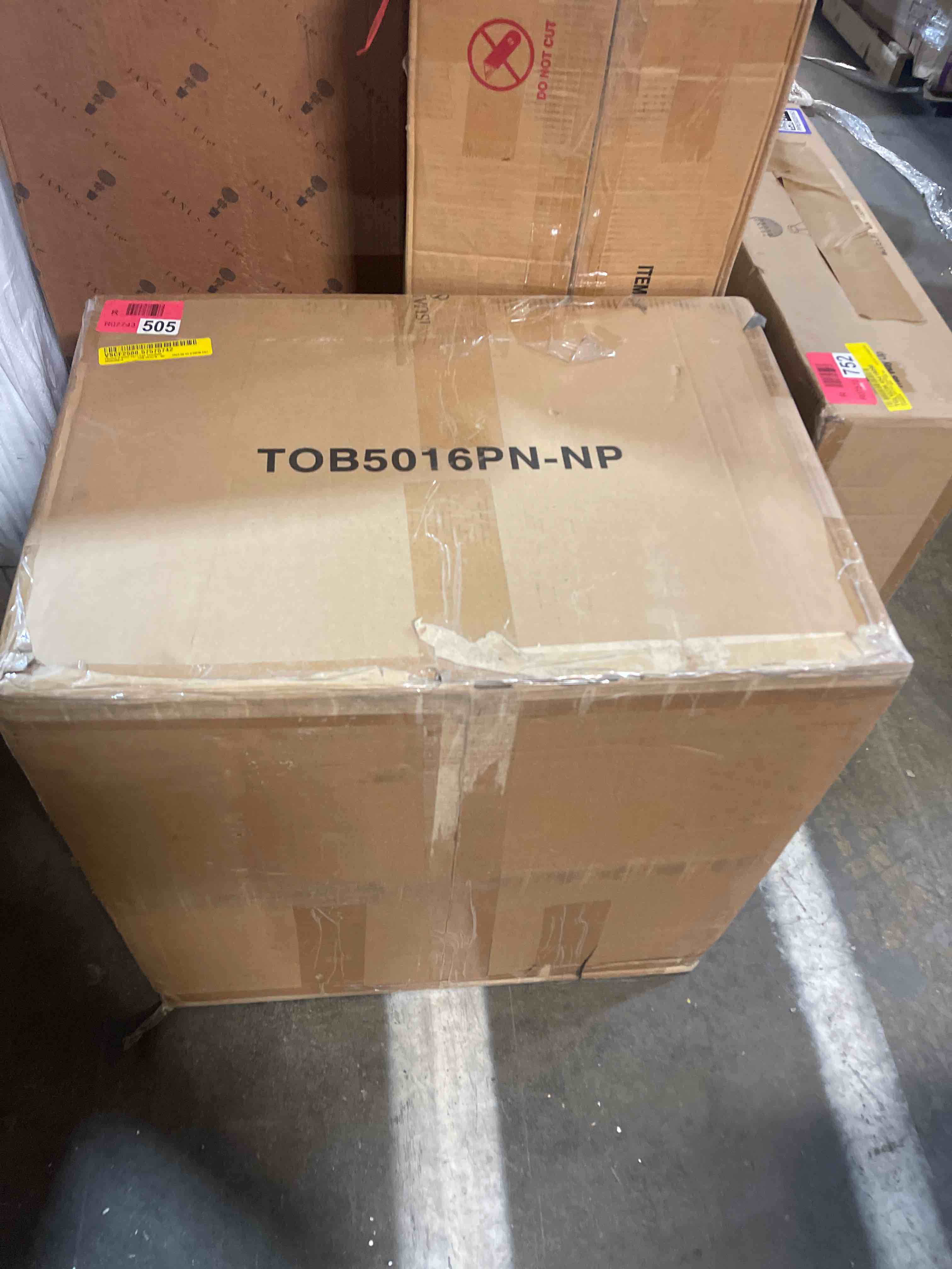 Condition photo showing New/Like New for ziyi chandelier