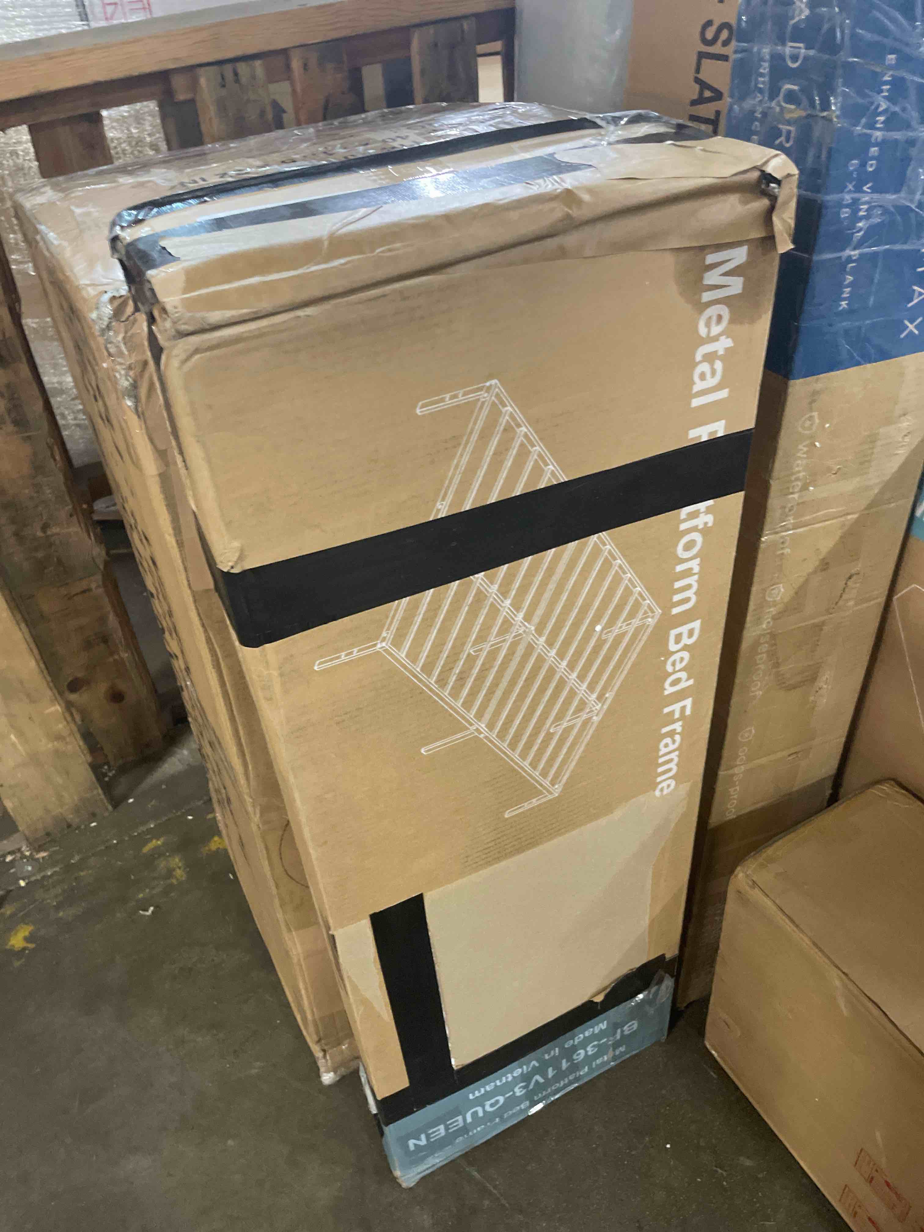 Condition photo showing Good Condition for queen size metal platform, bedframe