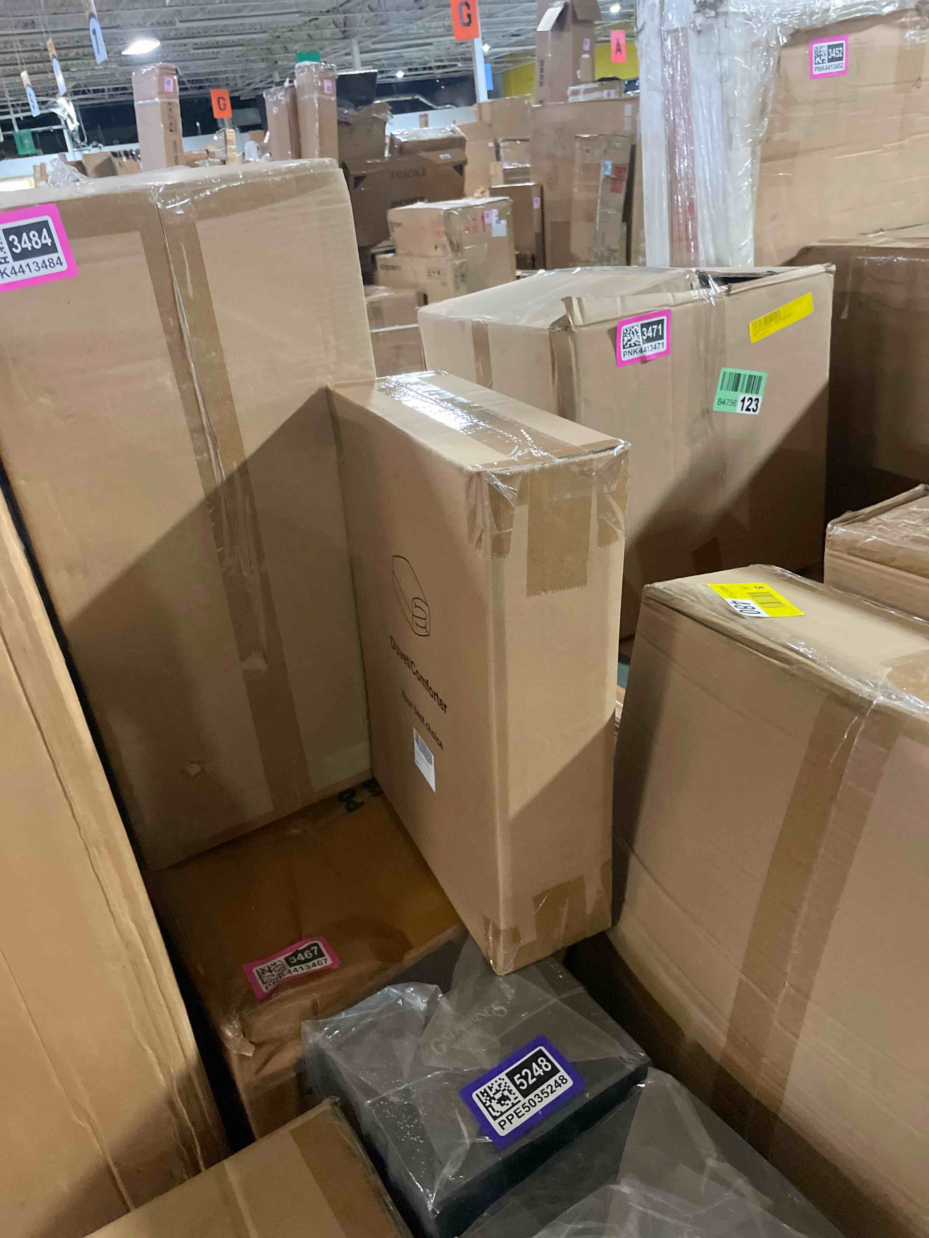 Condition photo showing New/Like New for queen unikome all season crinkle textured seersucker down alternative comforter