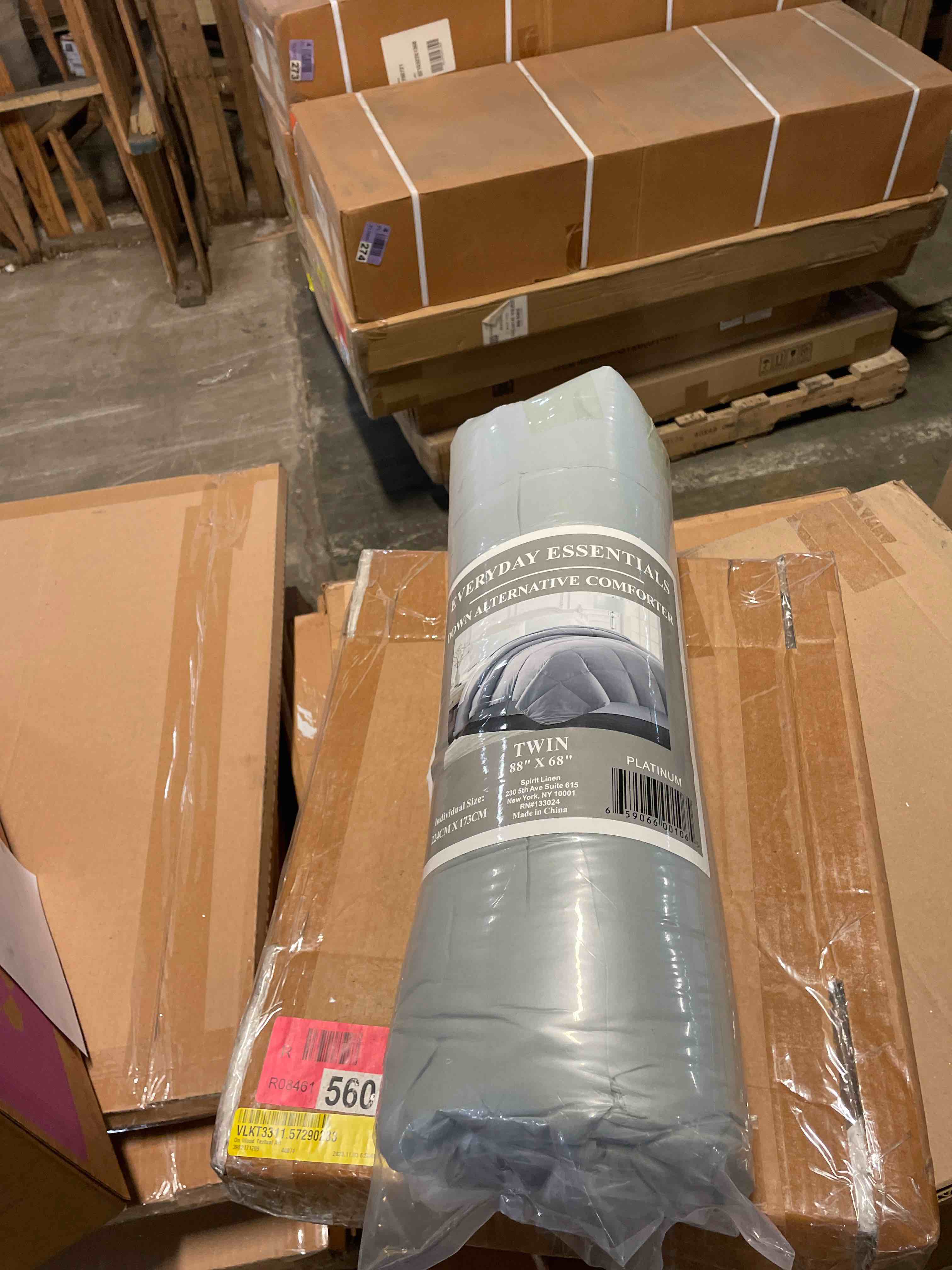 Condition photo showing New/Like New for spirit linen milano luxurious premier quality down alternative comforter