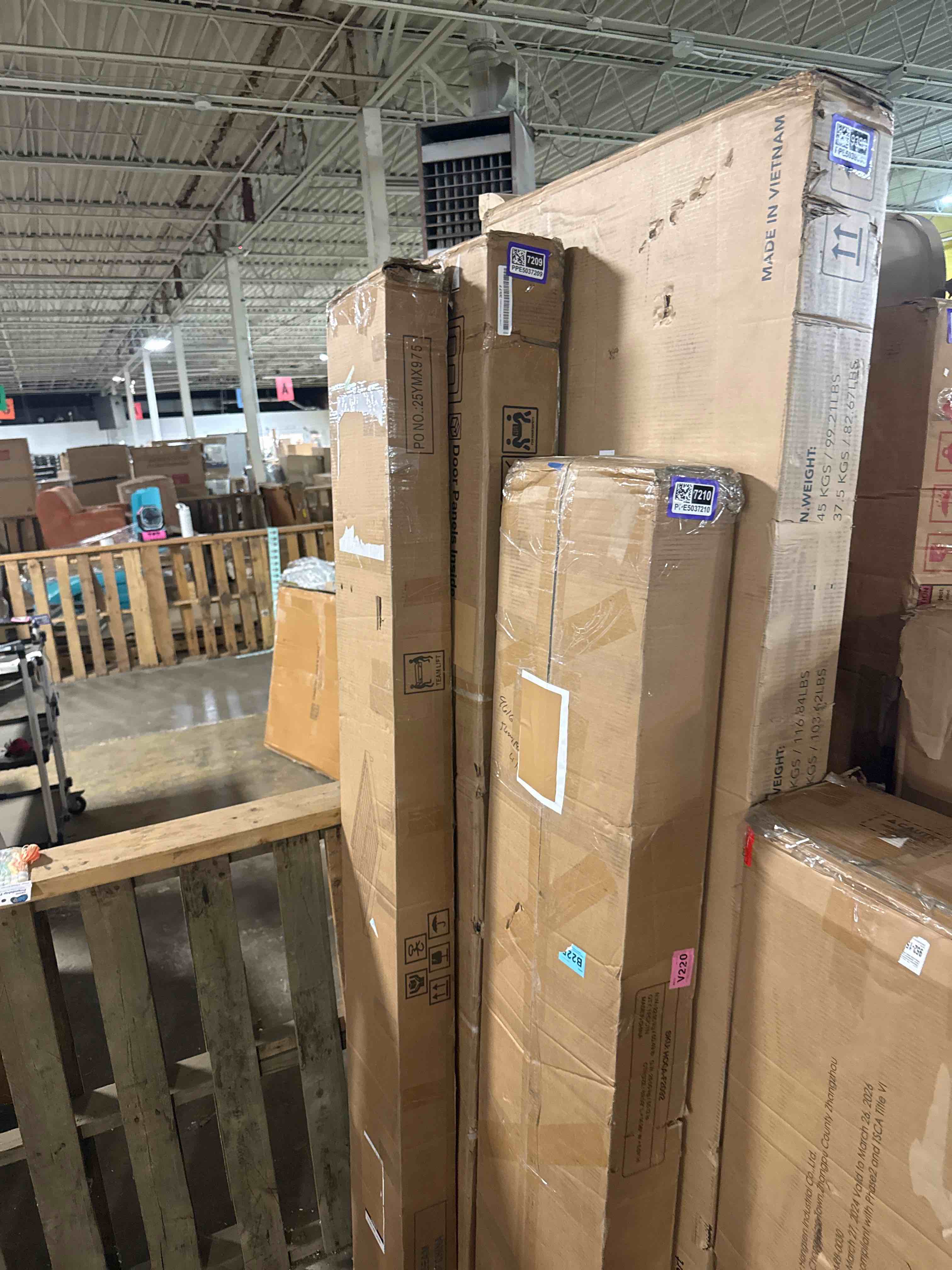 Condition photo showing New/Like New for coaster home furnishings - hounslow - wood - universal platform bed with fully slatted mattress-ready design, contemporary style and center rail - bedroom - queen size - white - 306128q