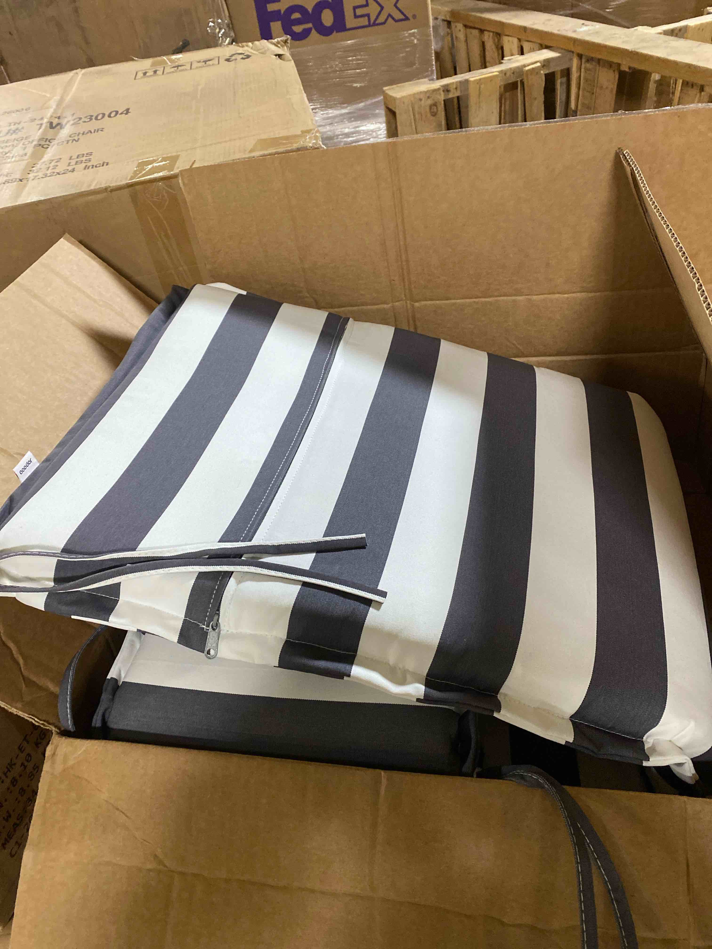 https://s3.amazonaws.com/lotting-images-prod/phillipi/PPE5038219_1779802183026.jpeg