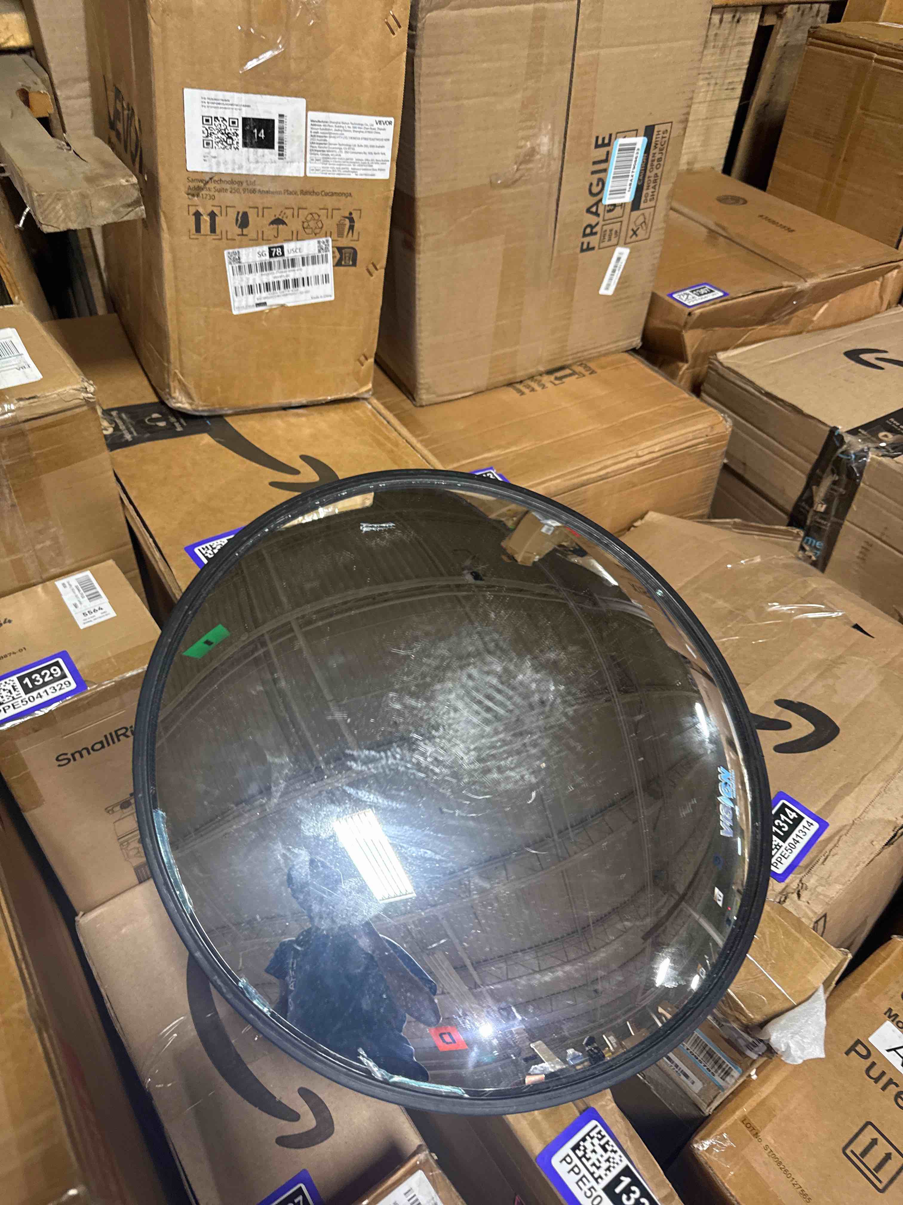 Condition photo showing Good Condition for ic1800 18" acrylic convex mirrors