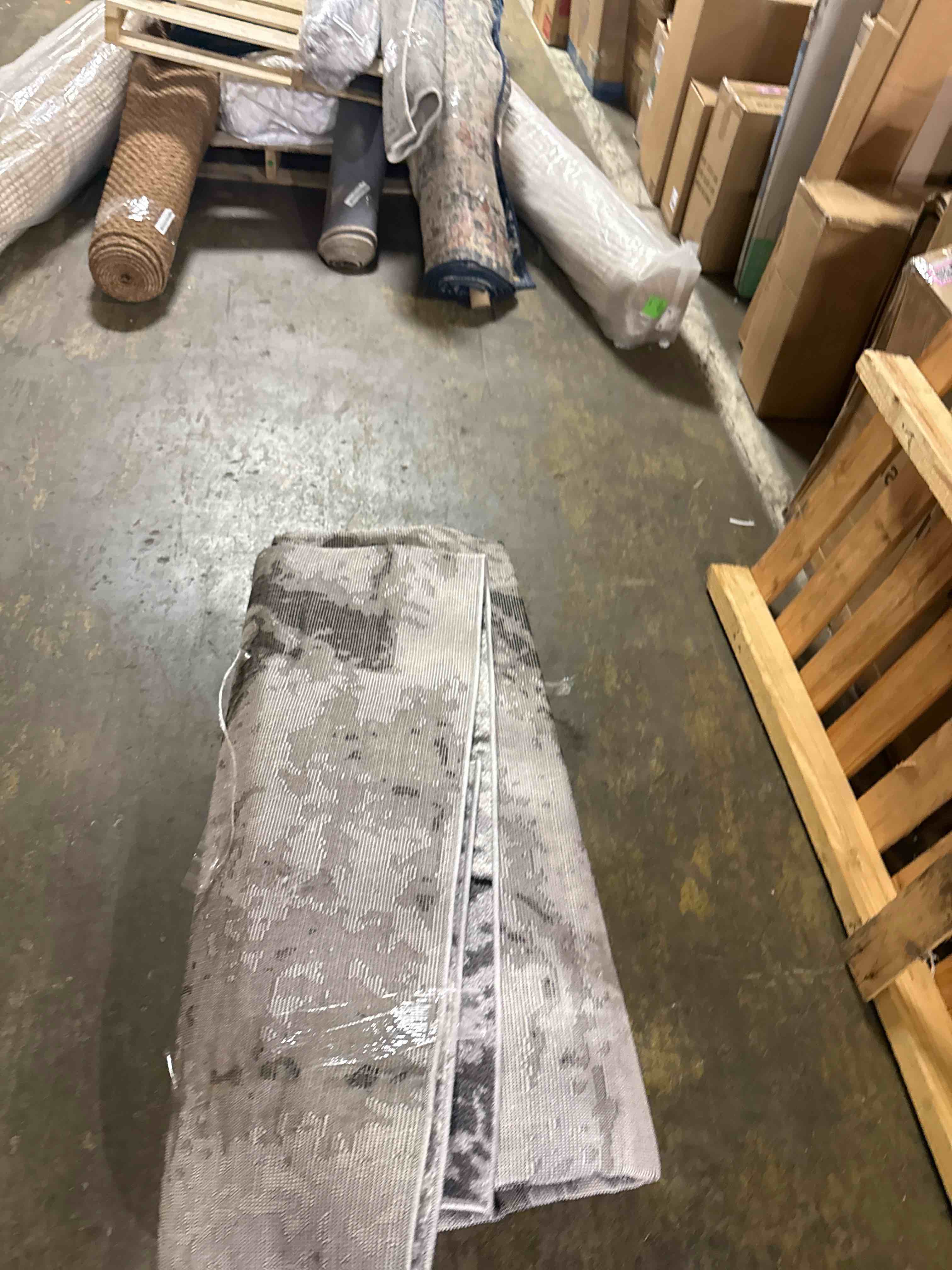 Condition photo showing New/Like New for nuloom becca traditional tiled area rug, 9x12, charcoal