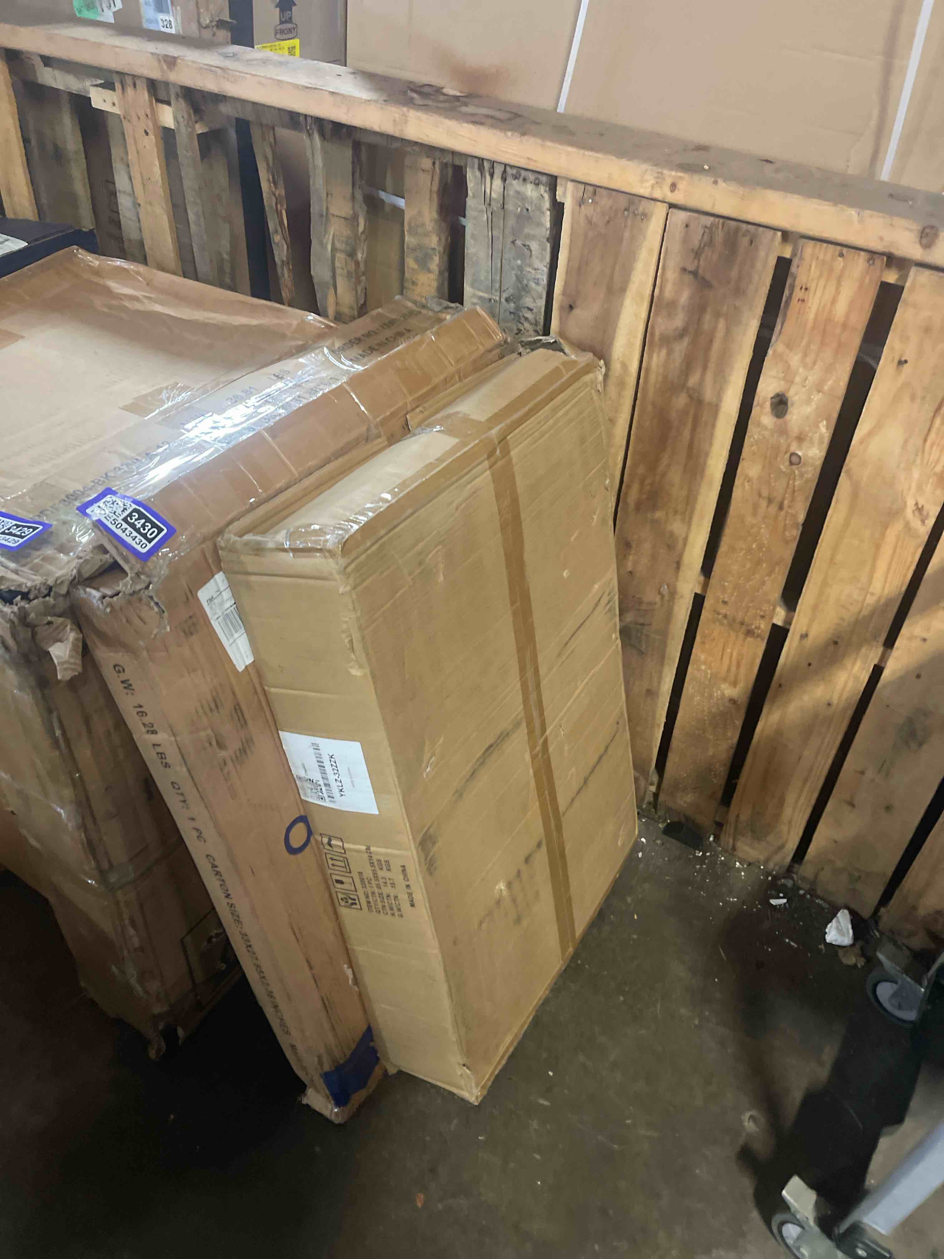Condition photo showing New/Like New for mesailup 32inch premium clear acrylic rectangle coffee table for living room,mid century transparent waterfall lowtea table, middle size table (32"x16"x16") need assembly fit for 2 seat sofa 32 inch clear