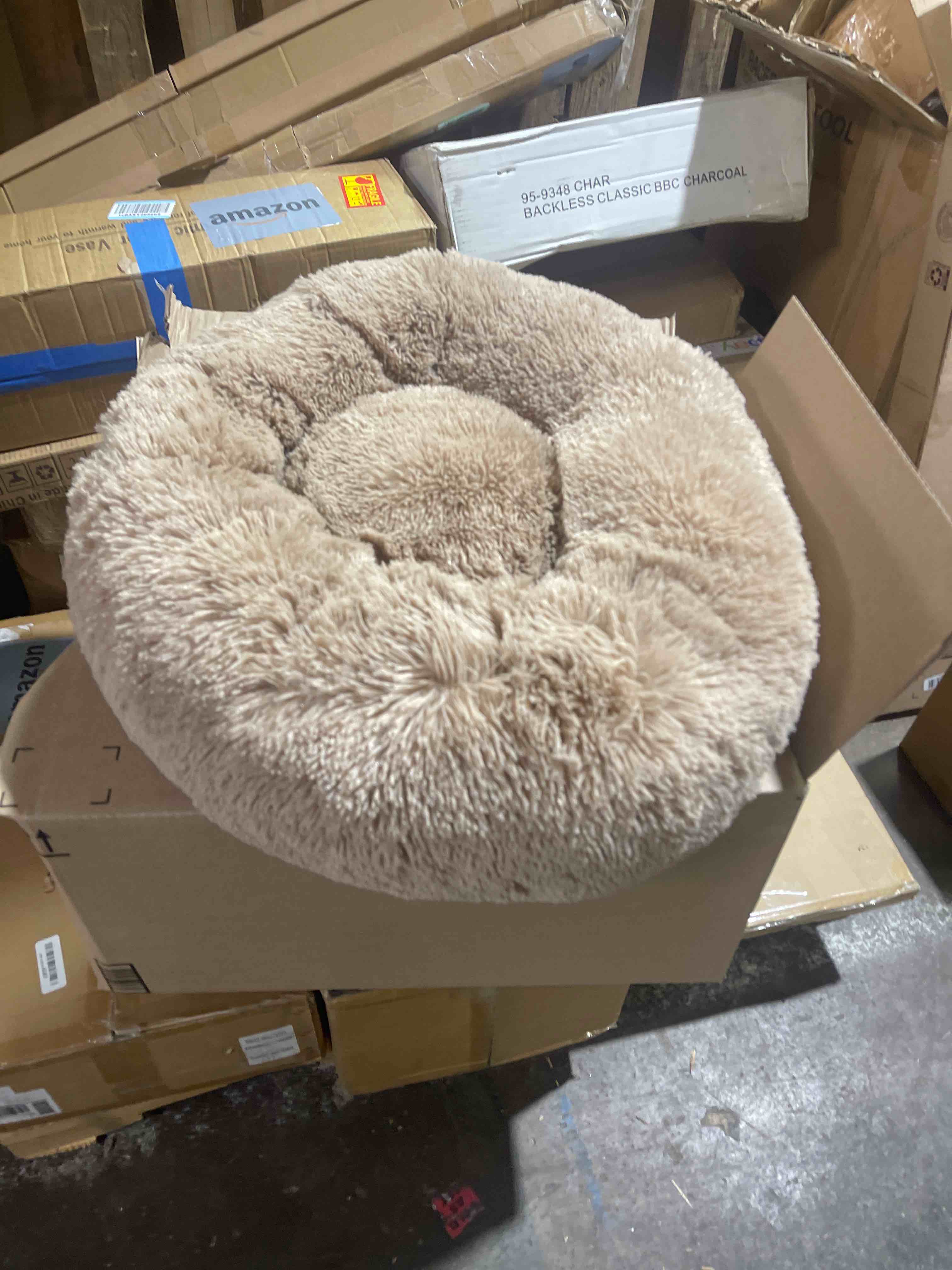 Condition photo showing New/Like New for amazon basics donut pet bolster faux fur bed for dog, beige, 23" x 23"