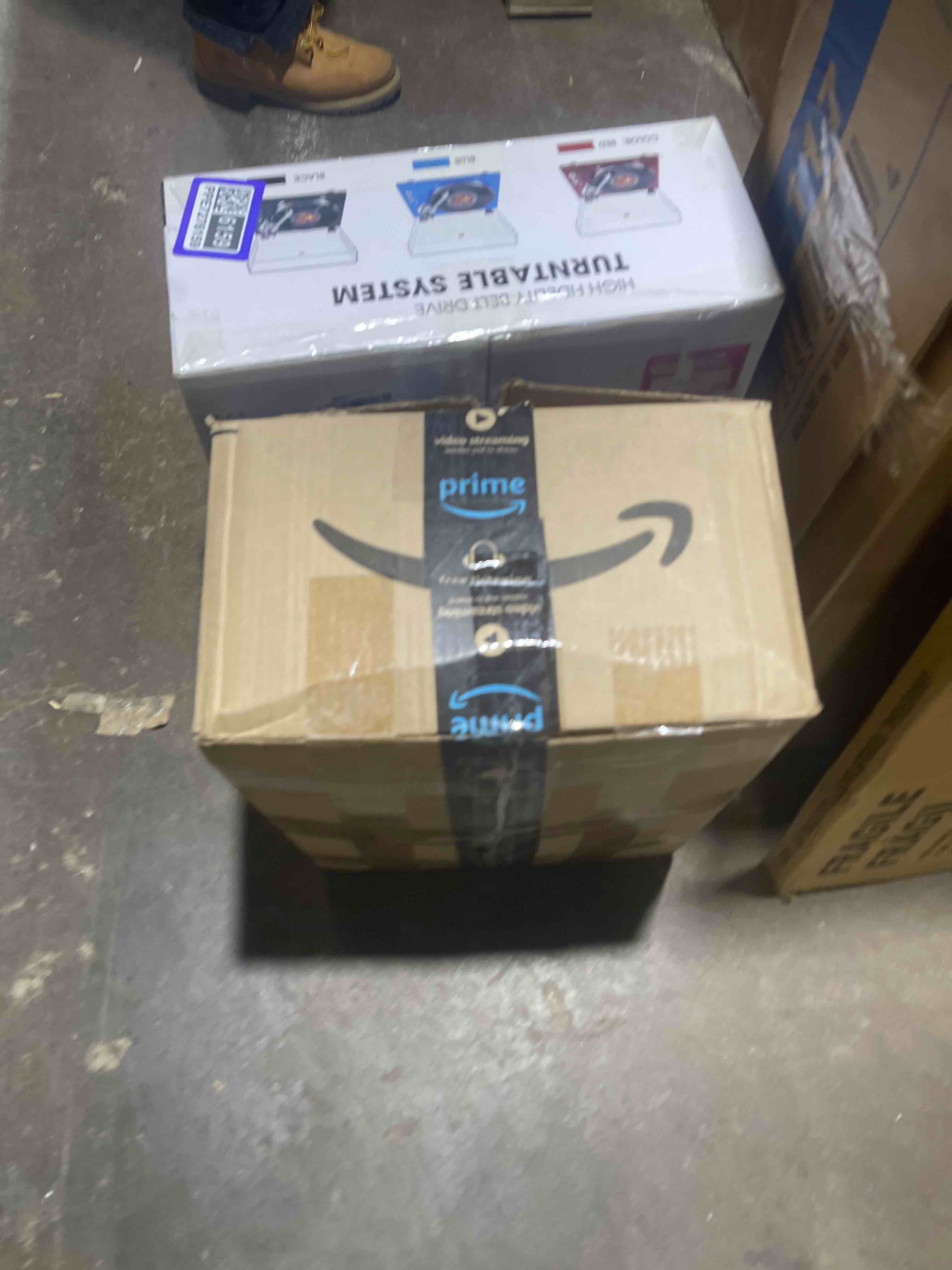 Condition photo showing New/Like New for utopia bedding down alternative bed pillows for sleeping queen size (white), set of 2, soft & fluffy pillow with cooling, hotel quality, gusseted pillow for back, stomach or side sleepers white queen (pack of 2)