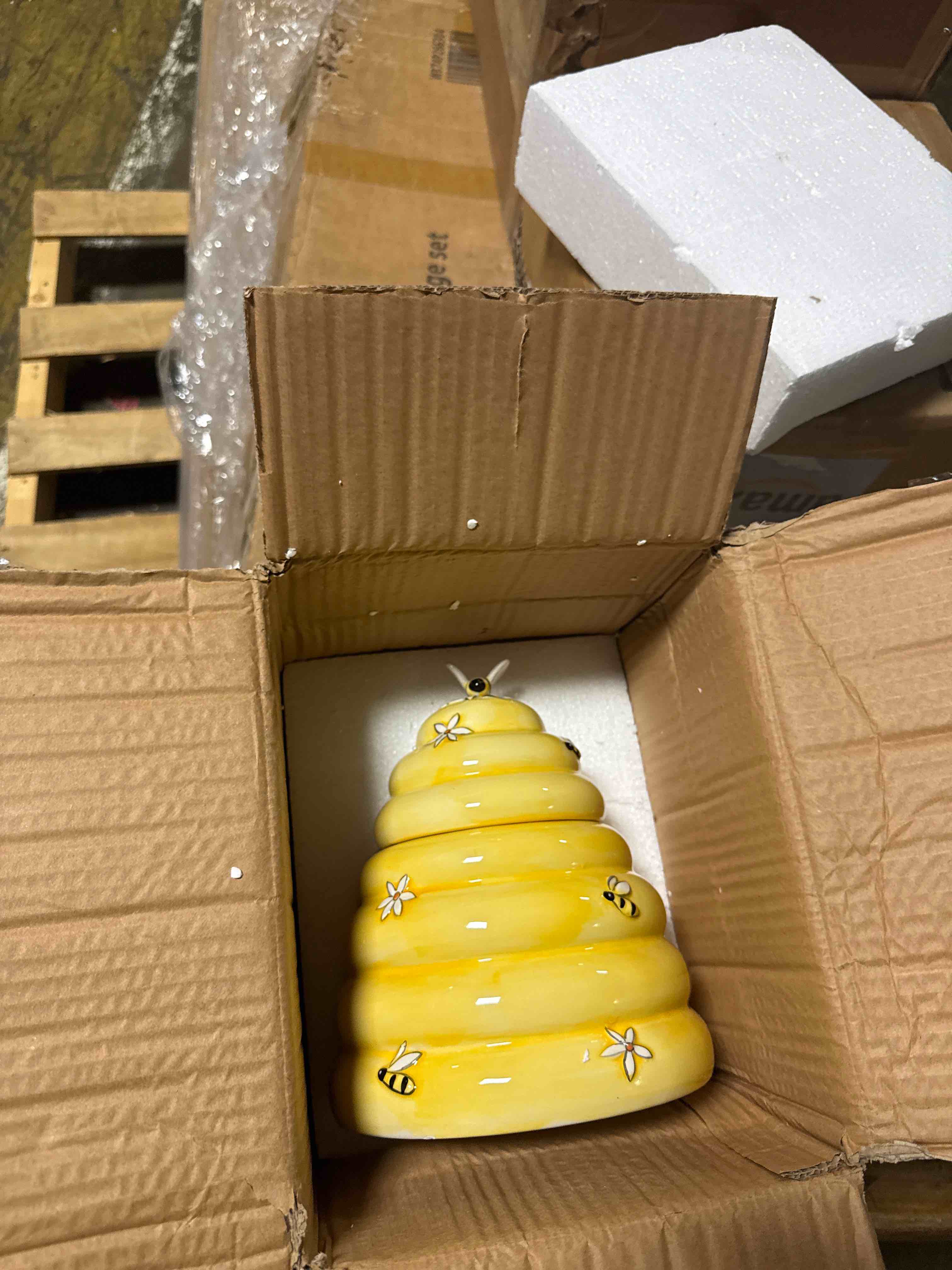 Condition photo showing New/Like New for blue sky clayworks classic busy bee hive honey cookie jar