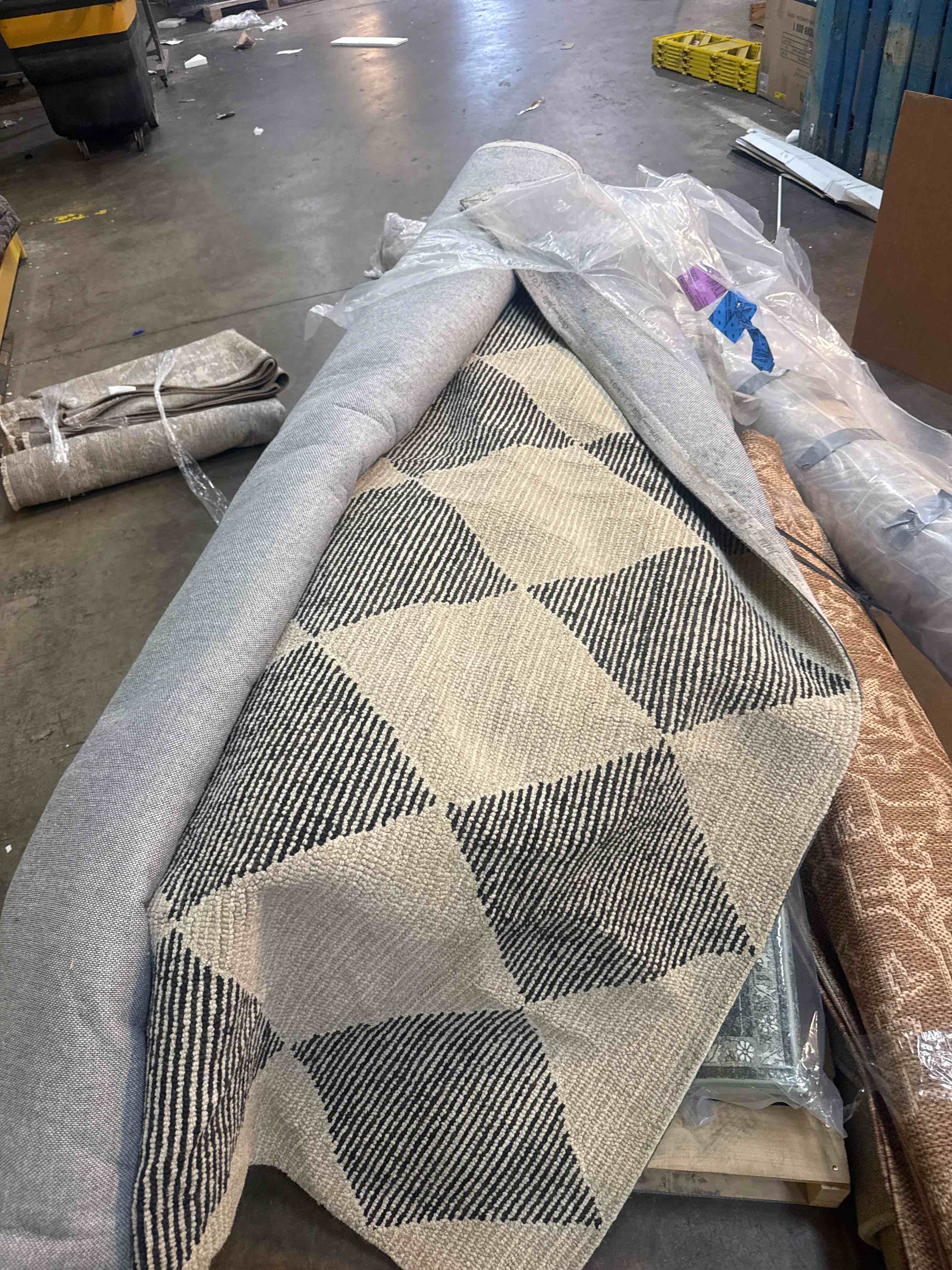 Condition photo showing New/Like New for loloi chris loves julia x francis collection fra-01 beige/charcoal 7'-9" x 9'-9" area rug beige / charcoal 7'9" x 9'9" (rectangular) checkered