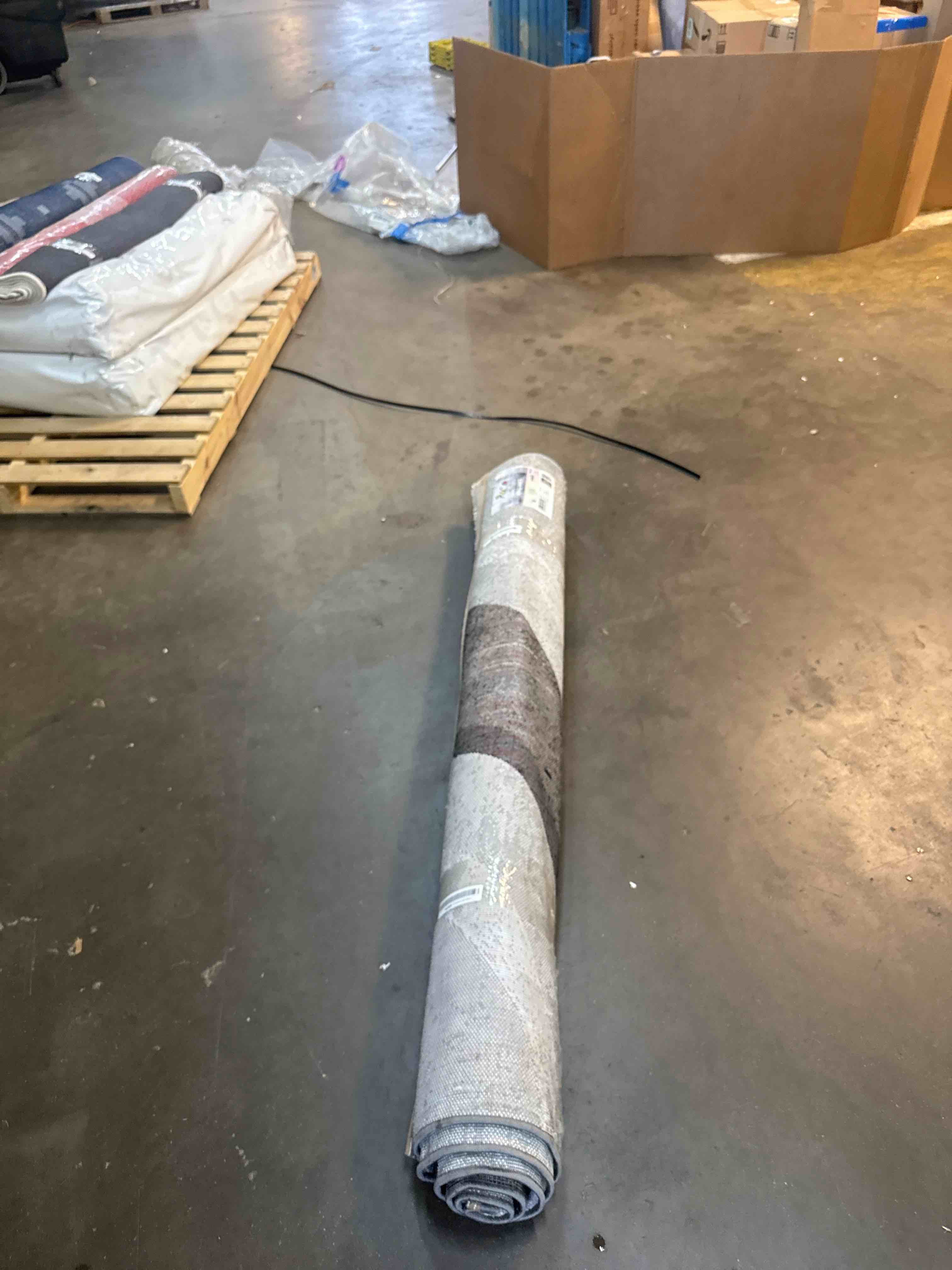 Condition photo showing New/Like New for brilliance area rug modern geometric pattern - 63" x 91"