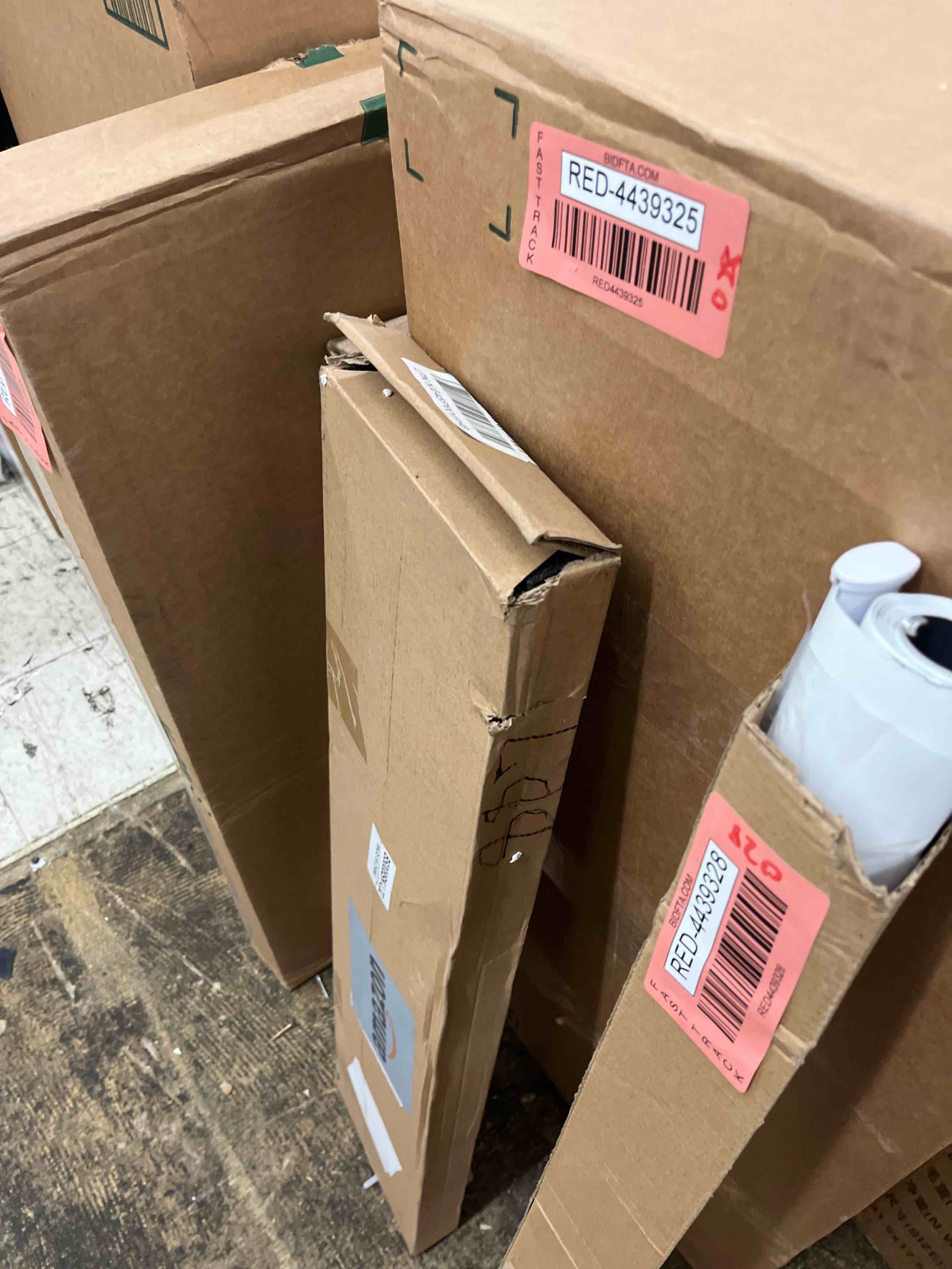 https://s3.amazonaws.com/lotting-images-prod/phillipi/RED4439327_1729874212483.jpeg