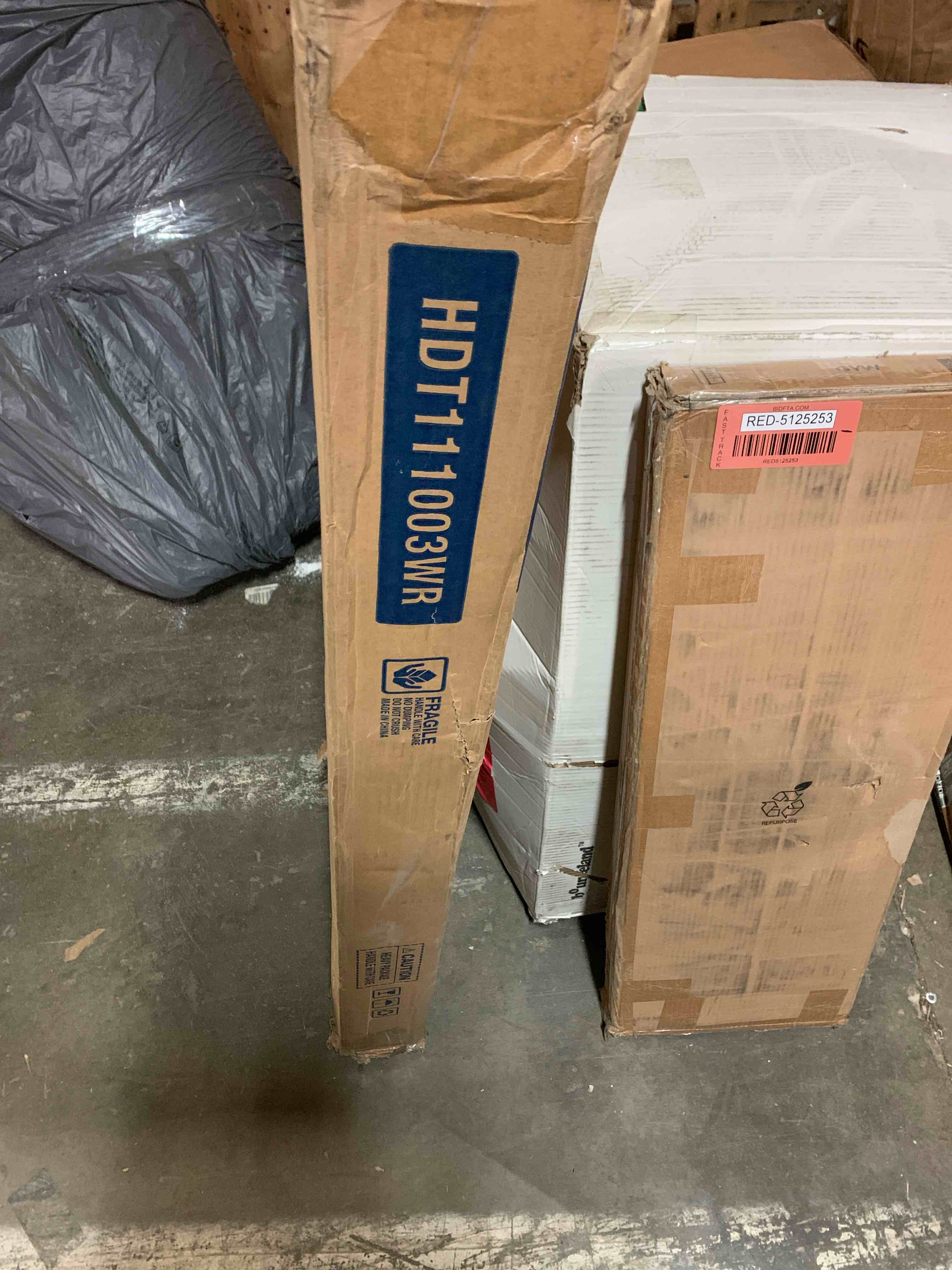 https://s3.amazonaws.com/lotting-images-prod/phillipi/RED5125254_1702658271196.jpeg