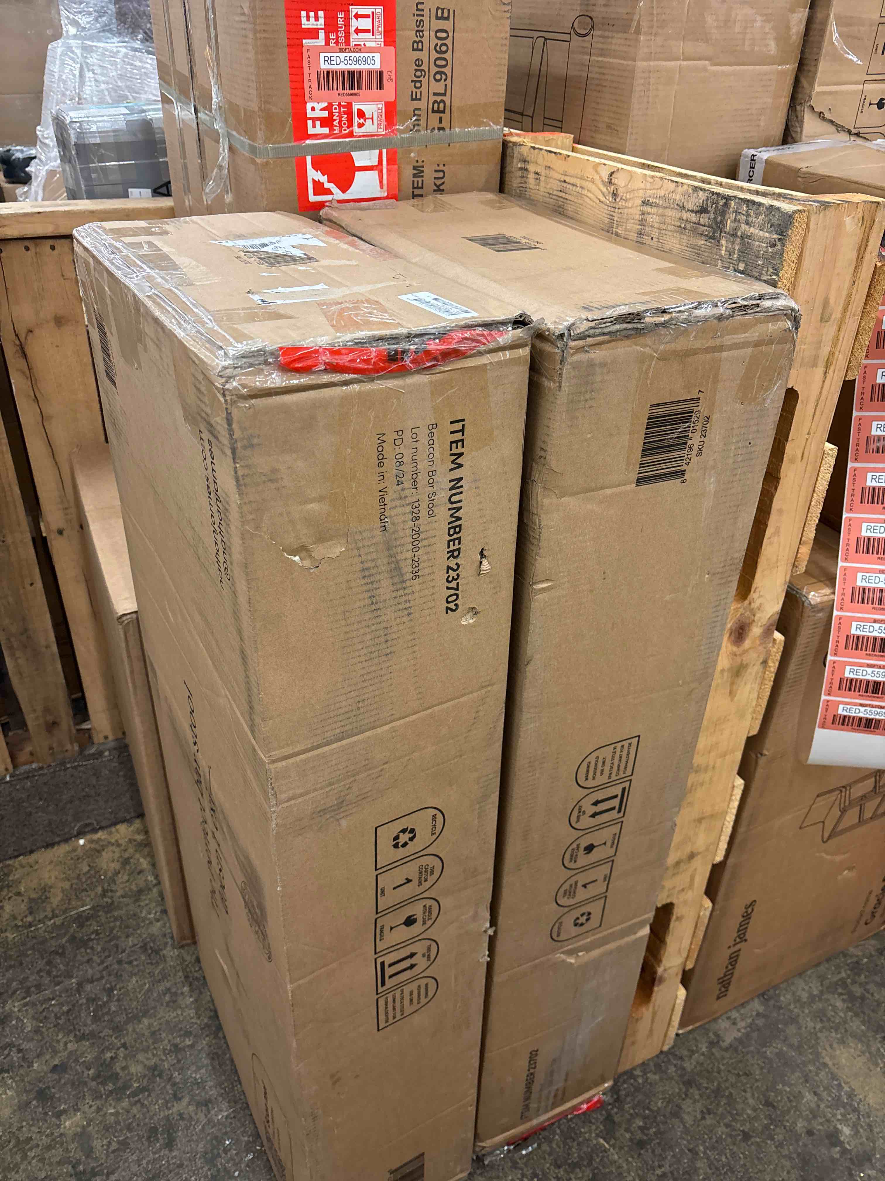 https://s3.amazonaws.com/lotting-images-prod/phillipi/RED5596906_1738899373585.jpeg