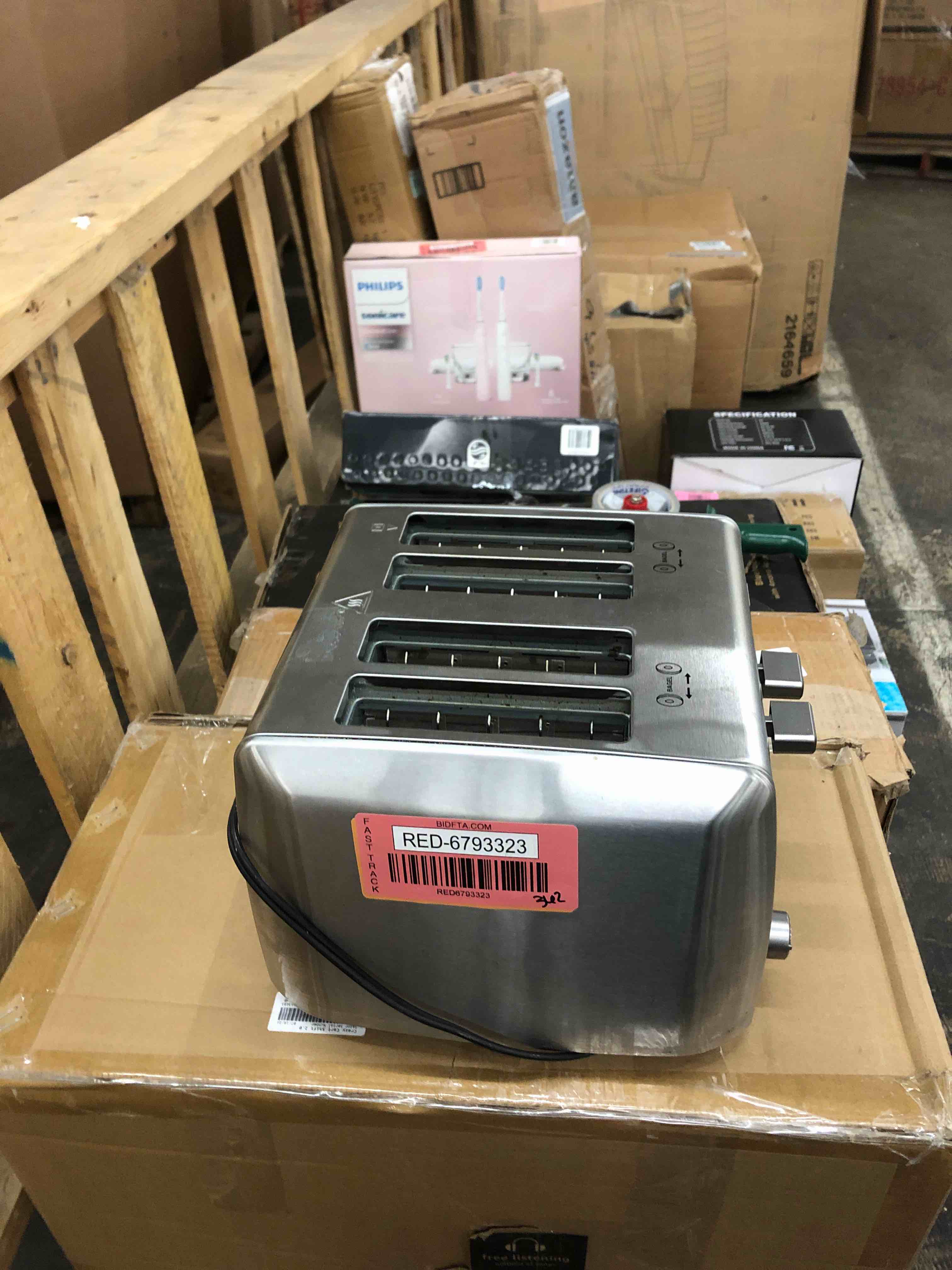 https://s3.amazonaws.com/lotting-images-prod/phillipi/RED6793323_1741104448750.jpeg