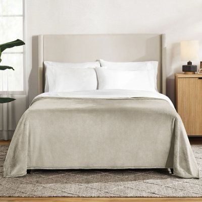 Member's Mark Herringbone Velvet Plush Blanket, Assorted Colors