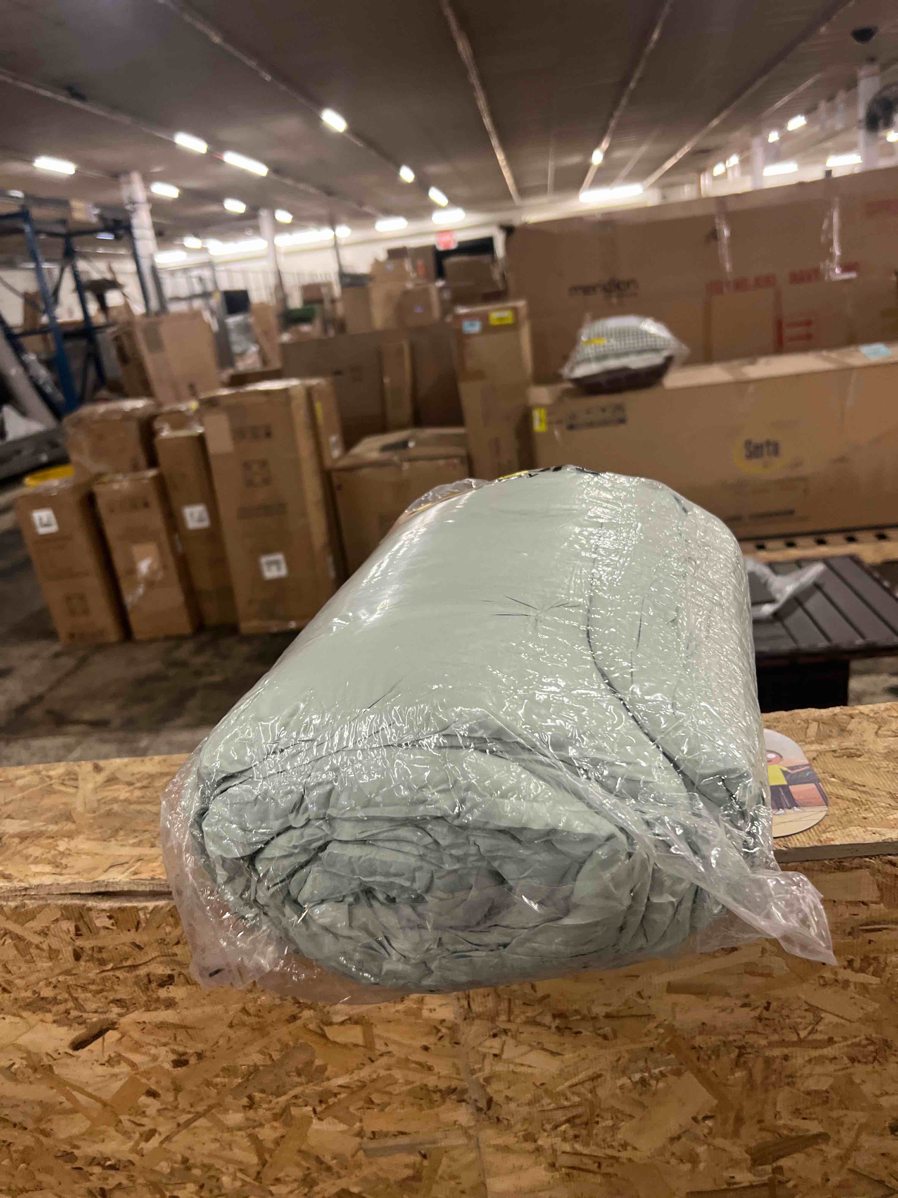 Condition photo showing New/Like New for bedsure queen comforter set - olive green soft bedding for all seasons, cationic dyed bed set, 3 pieces, 1 queen size comforter (90"x90") and 2 pillow shams (20"x26"+2") queen 09 - olive green