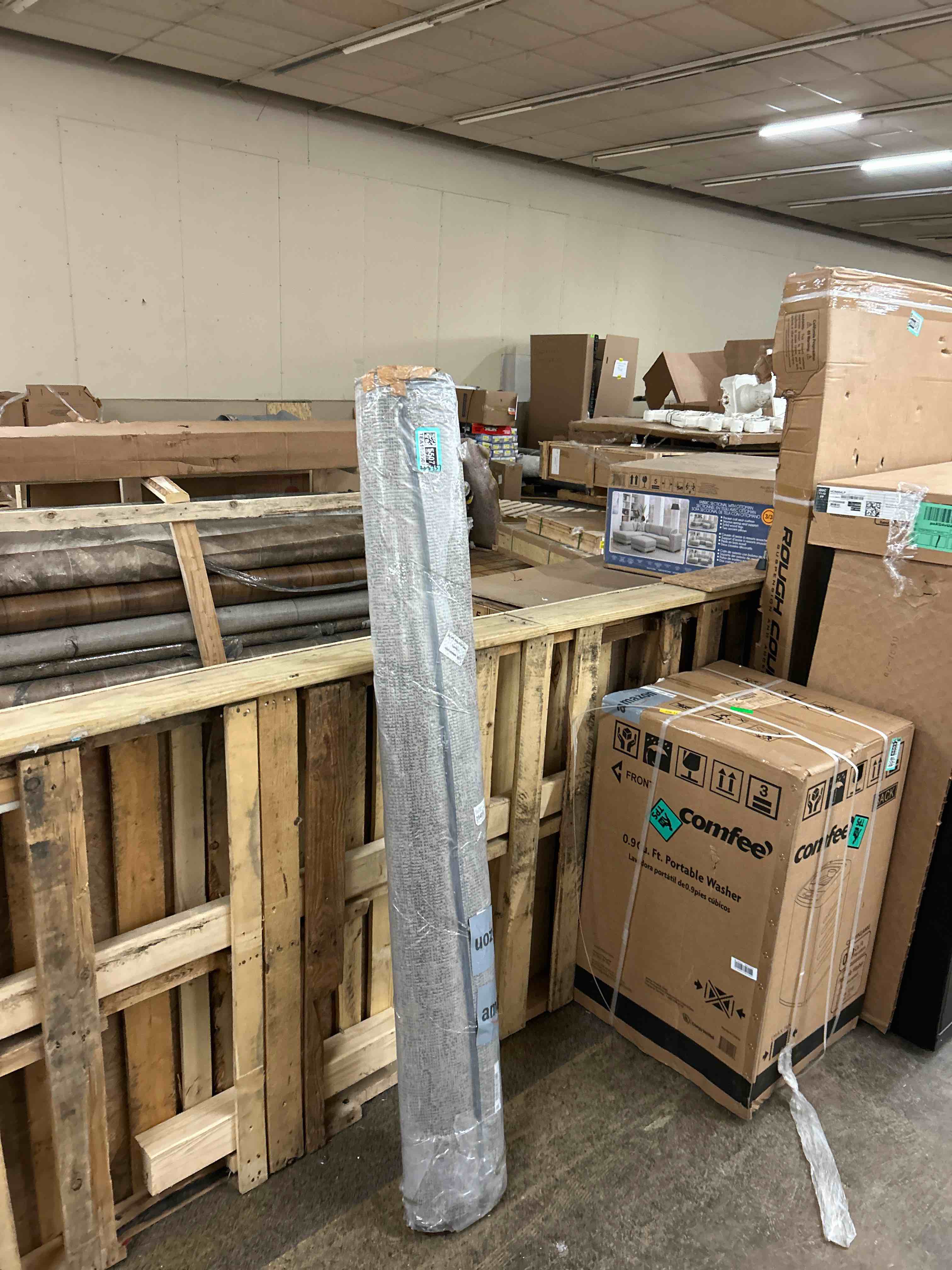 Condition photo showing New/Like New for Loloi Rifle Paper Co. Laurel Collection LAU-01 Dark Navy 5'-3" x 7'-8" Area Rug