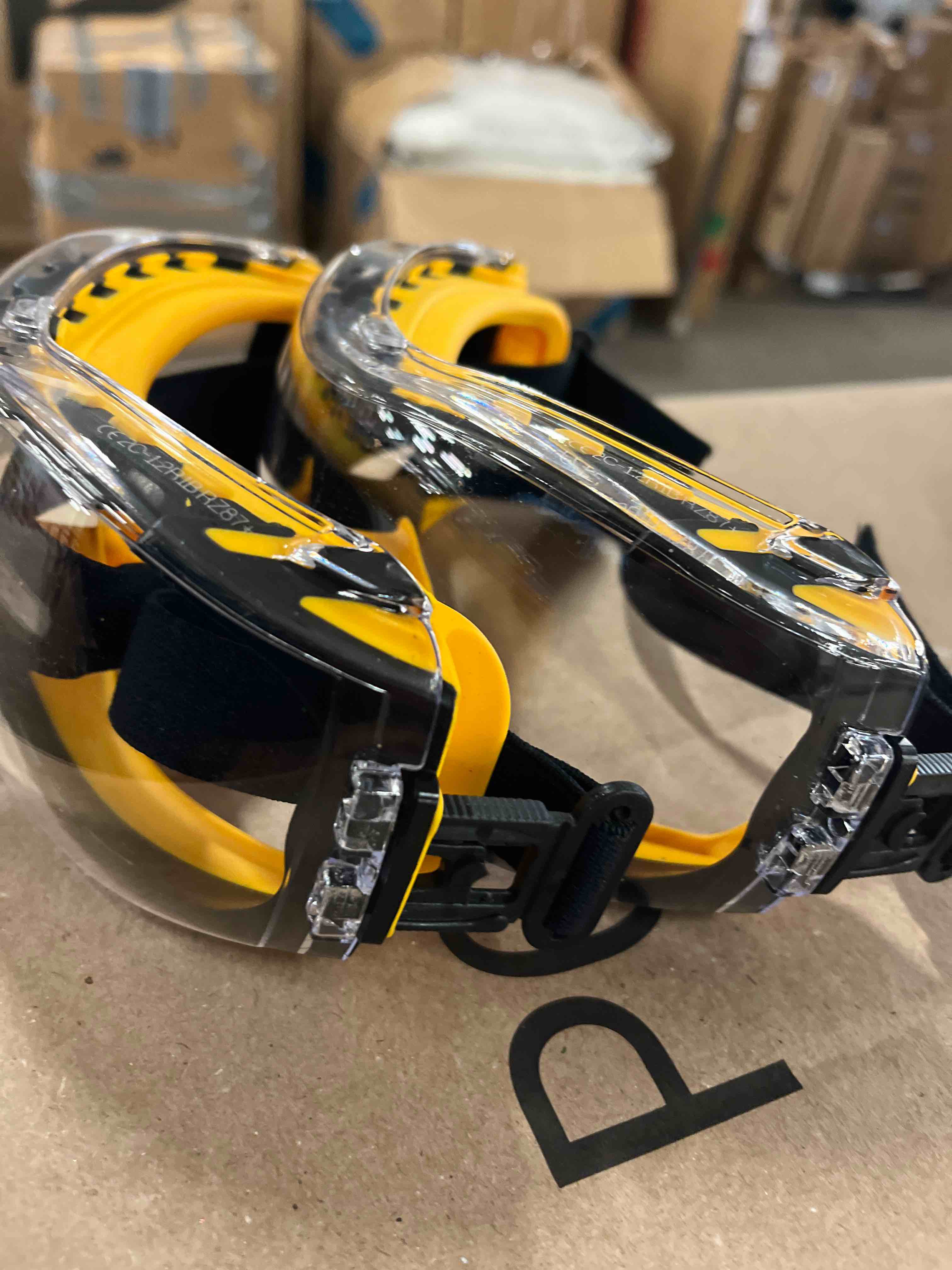 dewalt dpg82 concealer anti-fog dual mold safety goggle - 1 pair