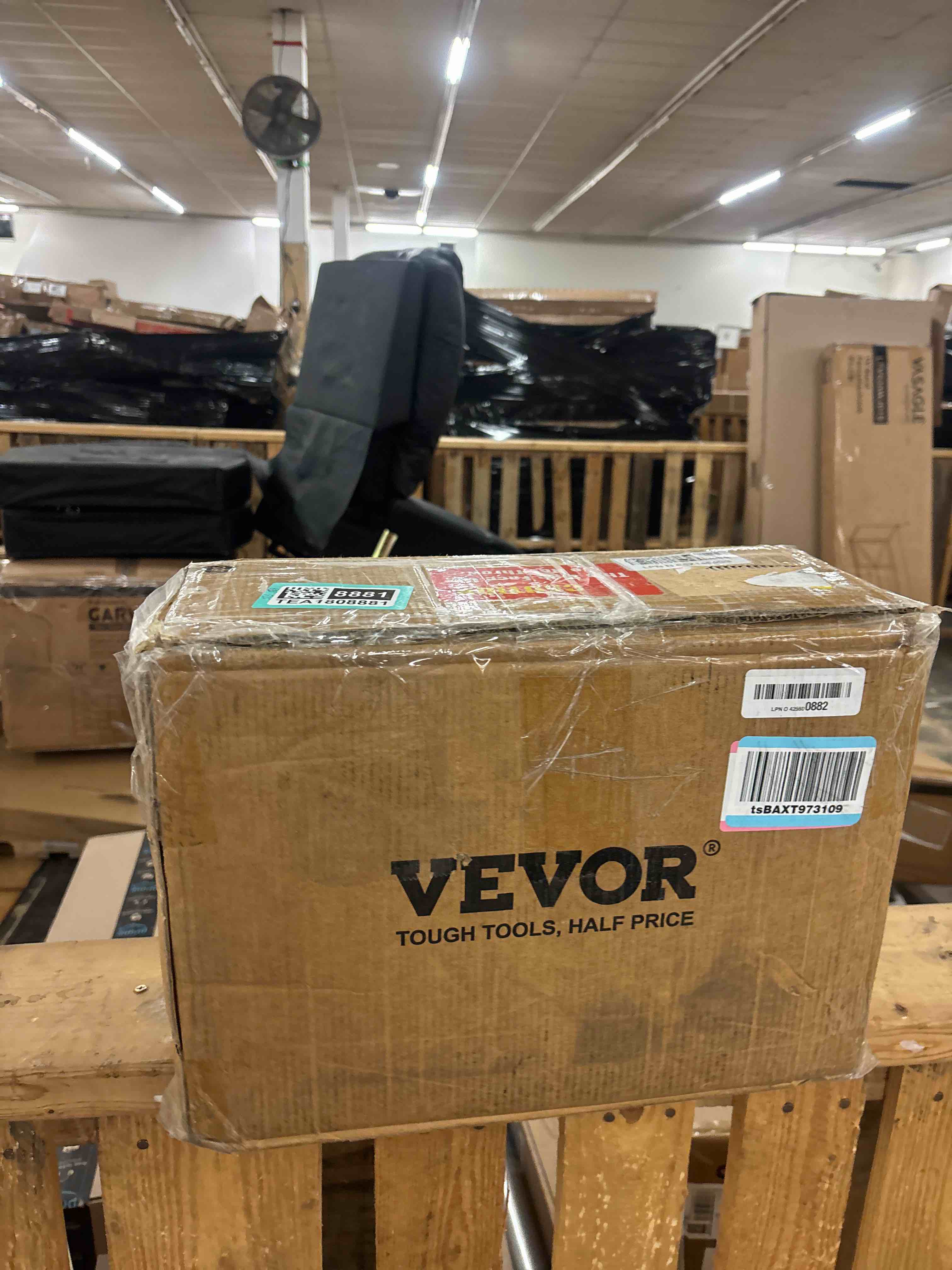 Condition photo showing New/Like New for VEVOR Wireless Electric Hoist, 440 lbs 110V Electric Steel Wire Winch with Wireless Remote Control, 40ft Single Cable Lifting Height & Pure Copper Motor, for Garage Warehouse Factory