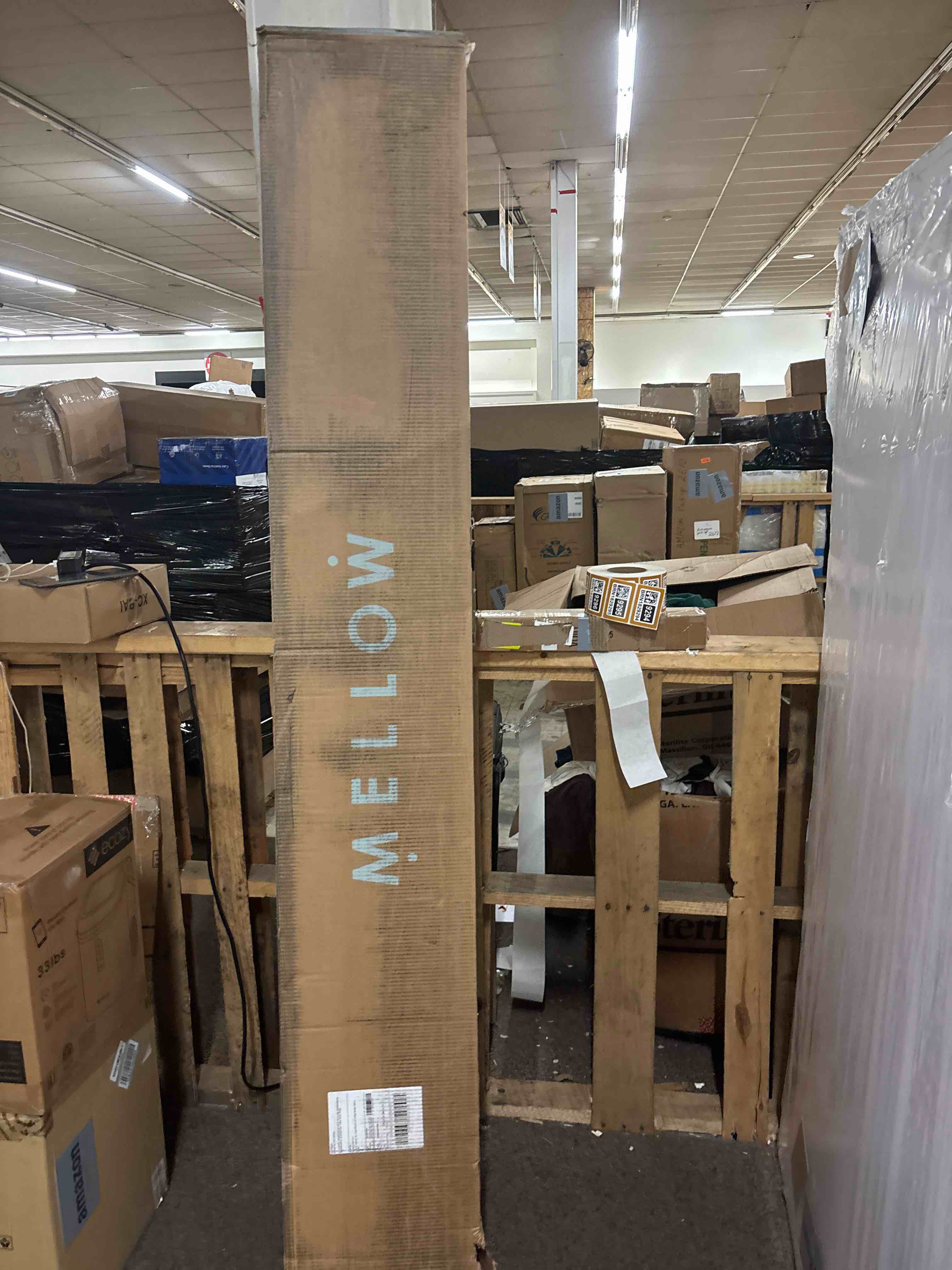 Condition photo showing New/Like New for Mellow Naturalista Classic 12 Inch Solid Wood Platform Bed with Wooden Slats, Twin XL, Natural Pine